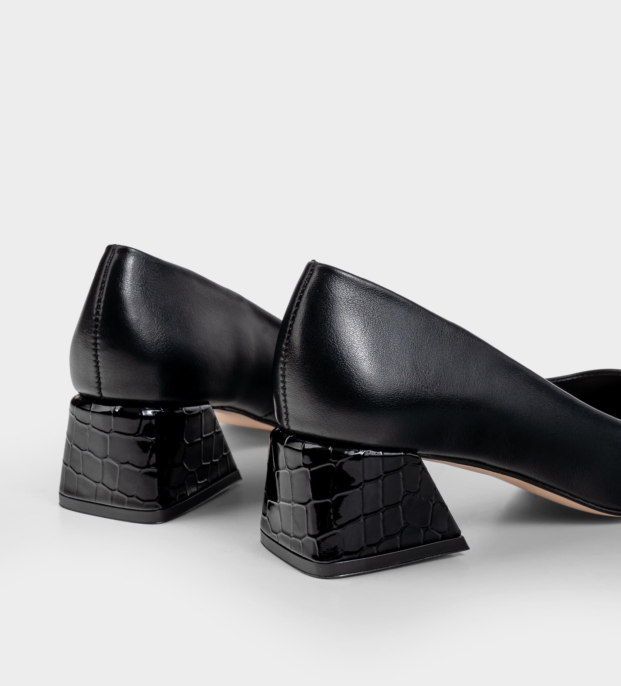 ZAPATILLA TACÓN BAJO PUNTAL NEGRO