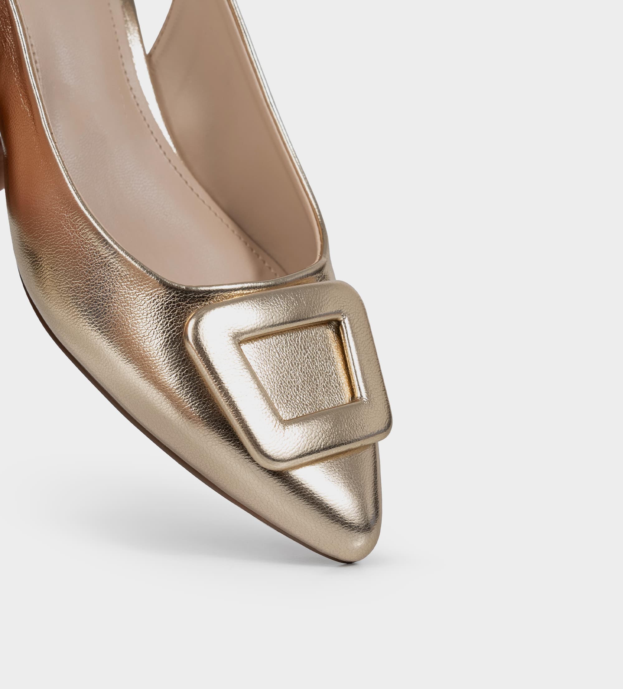 ZAPATILLA DESTALONADA HERRAJE ORO