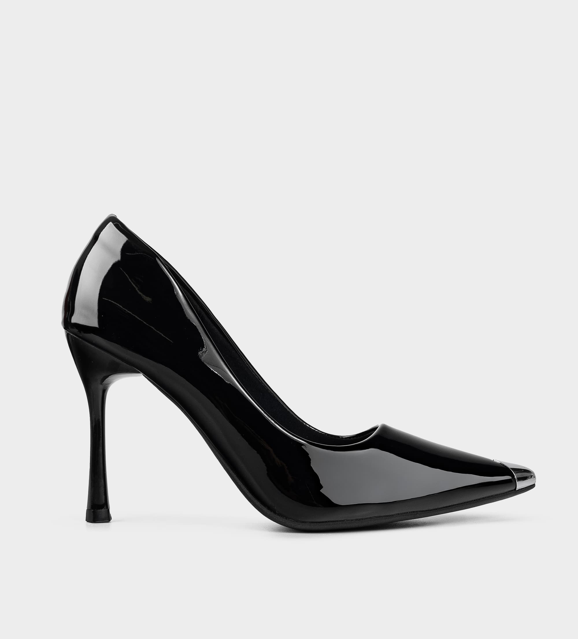 STILETTOS TACÓN CHAROL NEGRO PUNTA METÁLICA