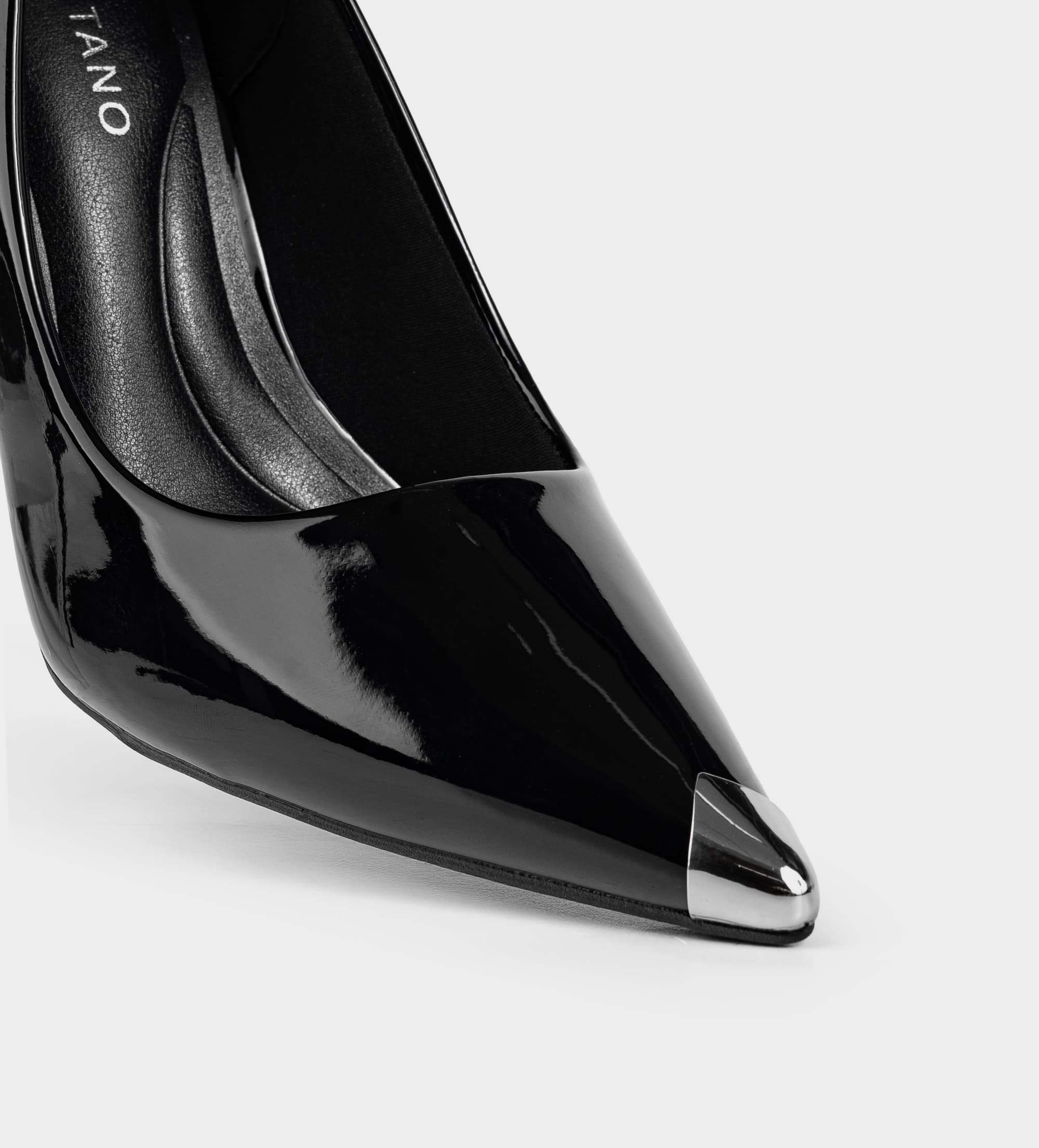 STILETTOS TACÓN CHAROL NEGRO PUNTA METÁLICA