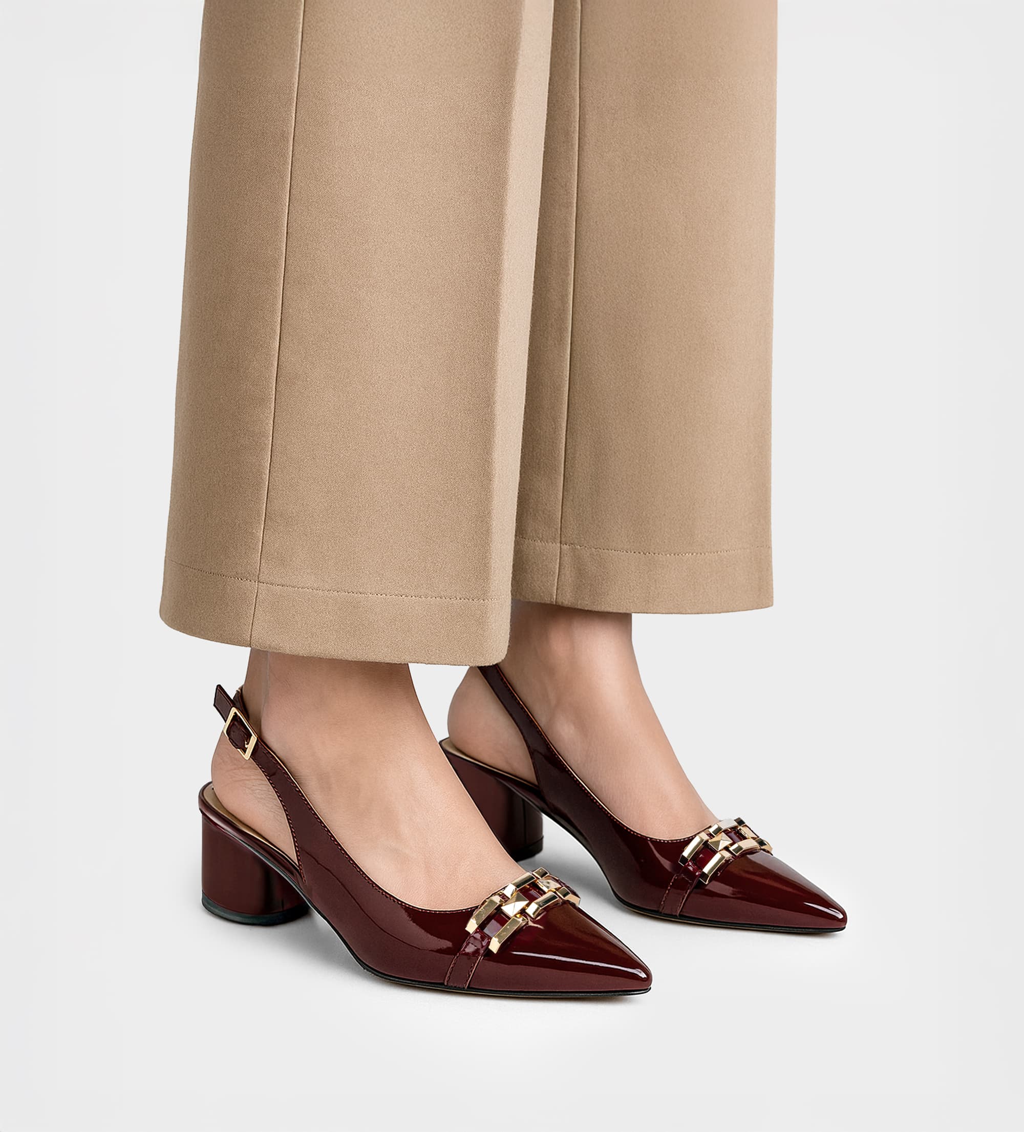 ZAPATILLA DESTALONADA HERRAJE CHAROL VINO