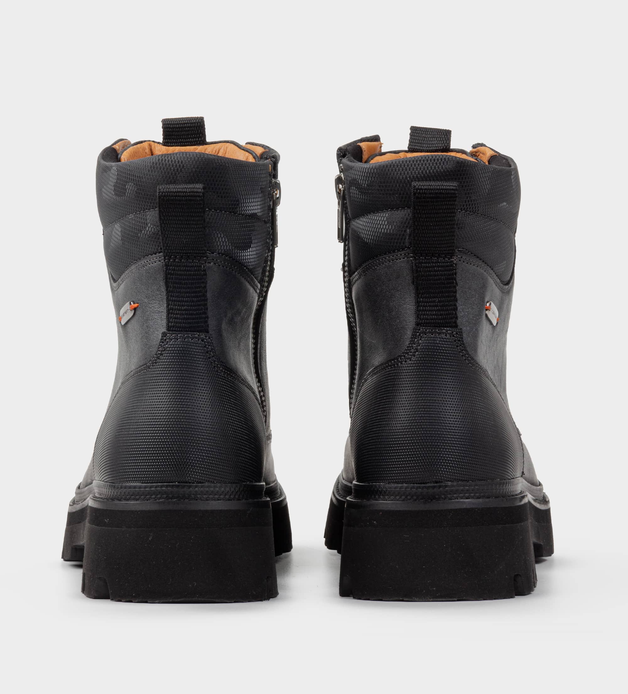 BOTA TRACK ACORDONADA PIEL NEGRO