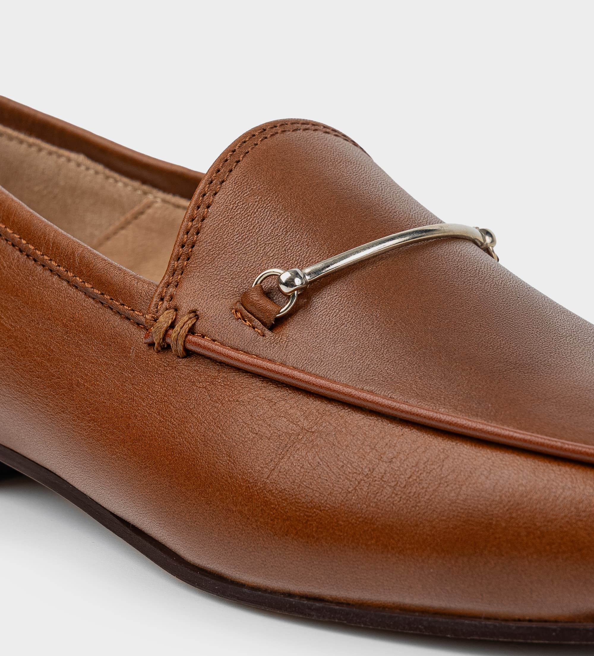 MOCASÍN HERRAJE PIEL CAFÉ