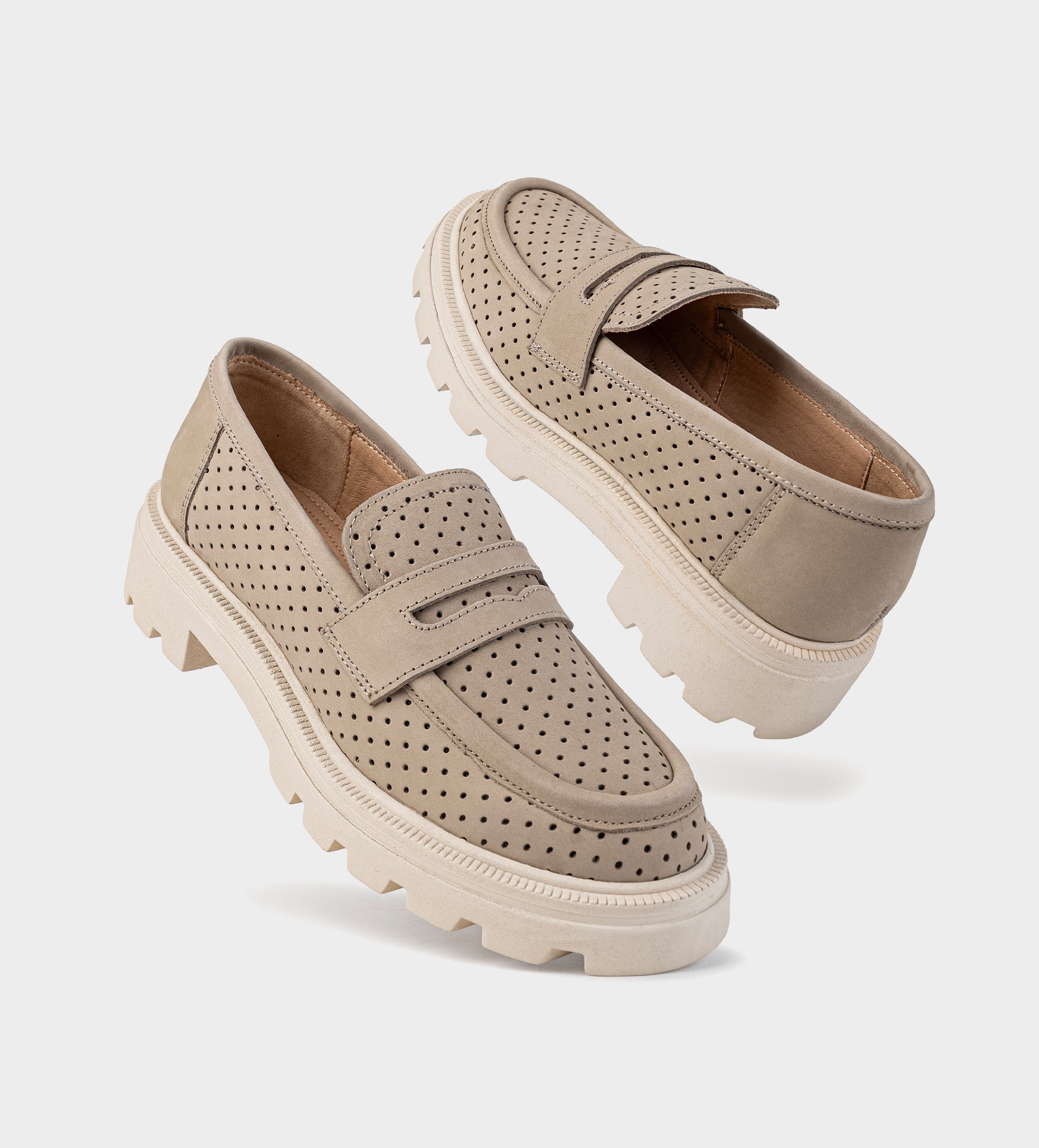 MOCASÍN TRACK PERFORACIONES PIEL BEIGE