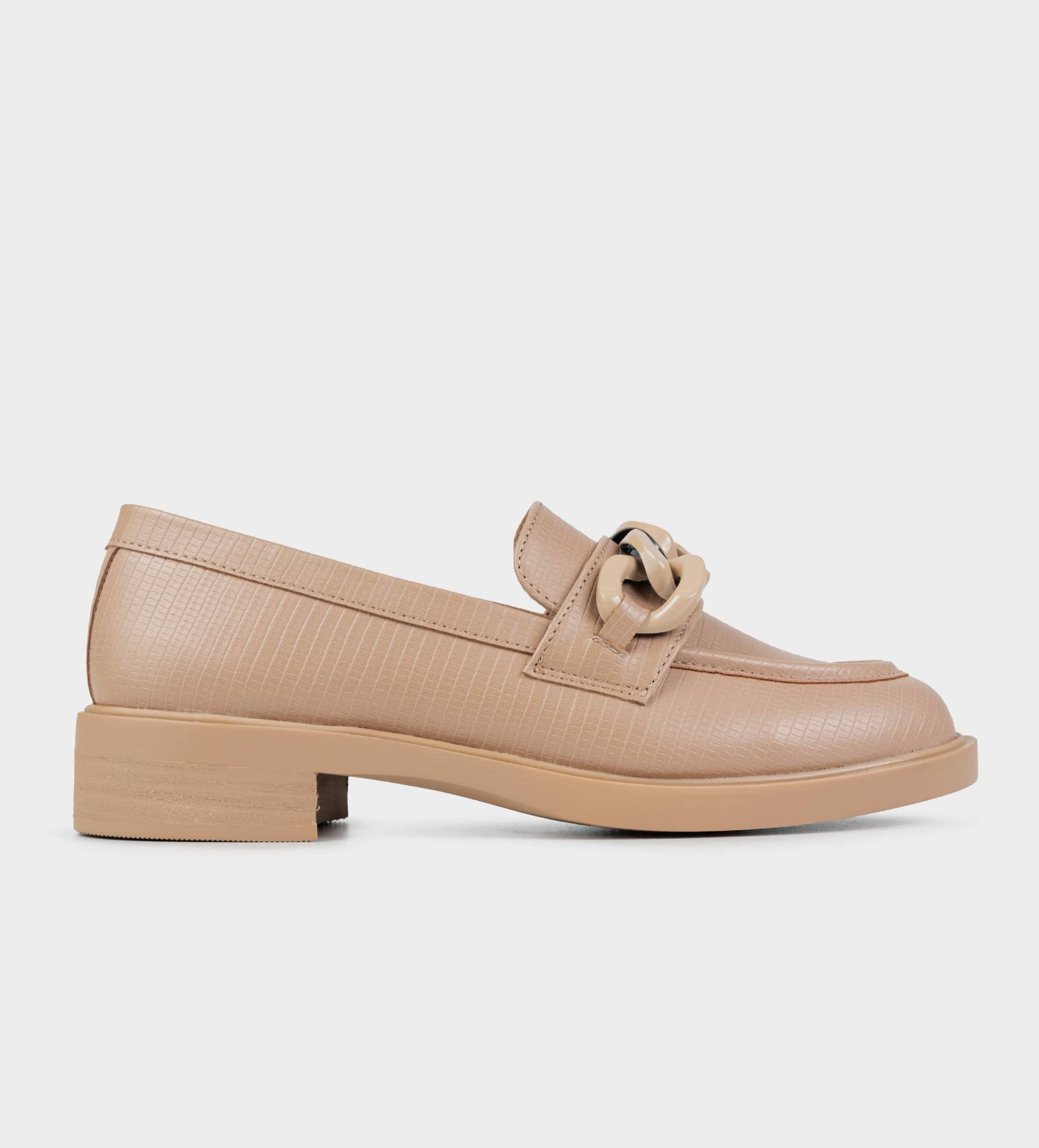 MOCASÍN HERRAJE GRABADO BEIGE