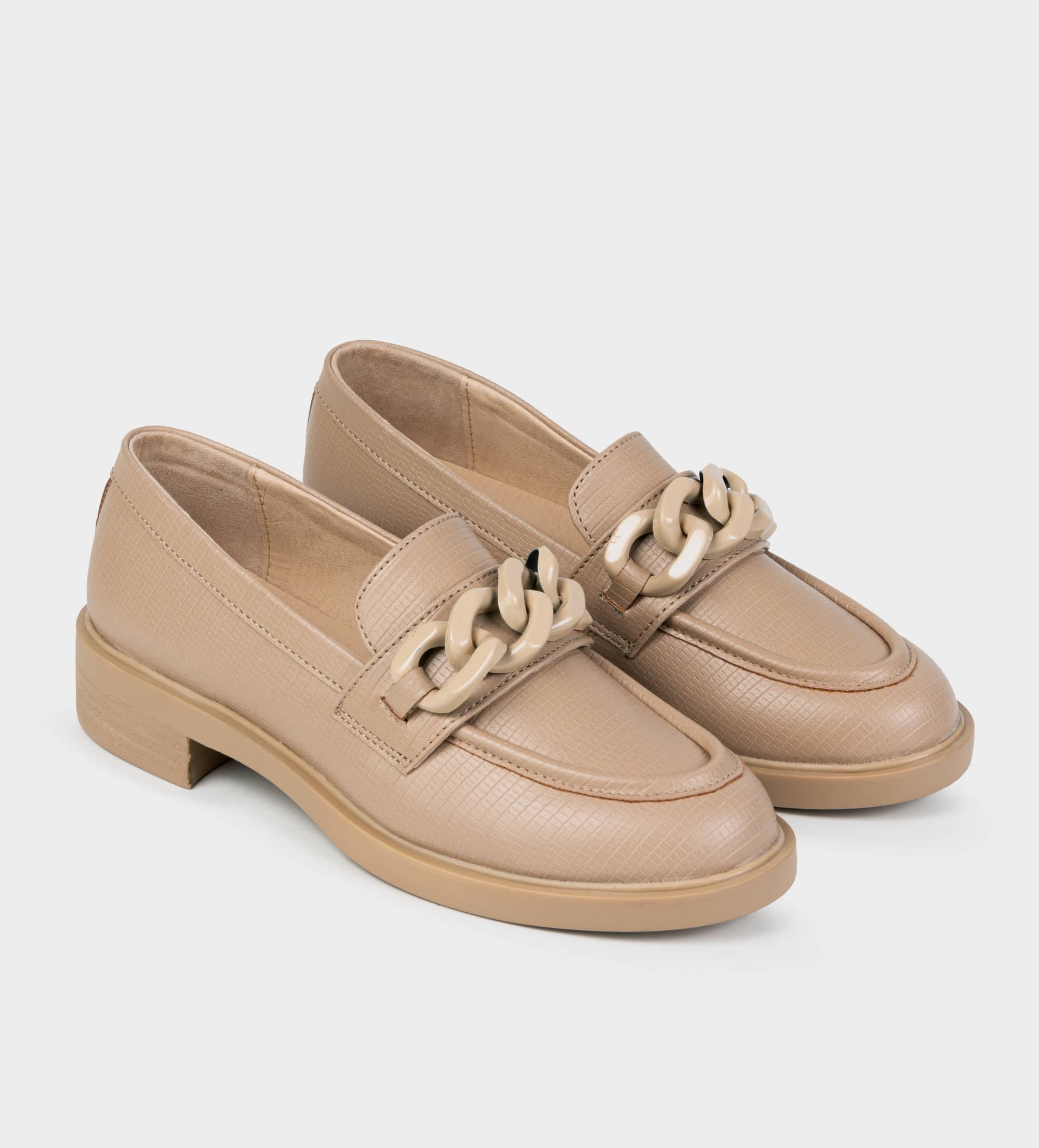 MOCASÍN HERRAJE GRABADO BEIGE