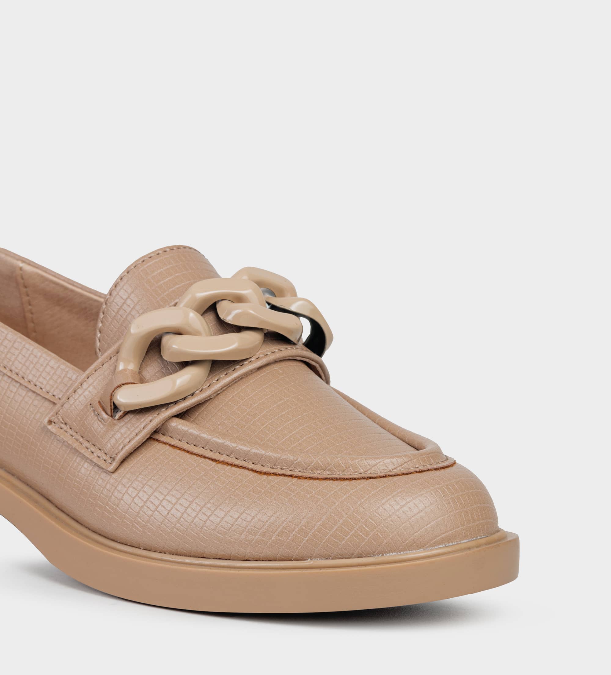 MOCASÍN HERRAJE GRABADO BEIGE