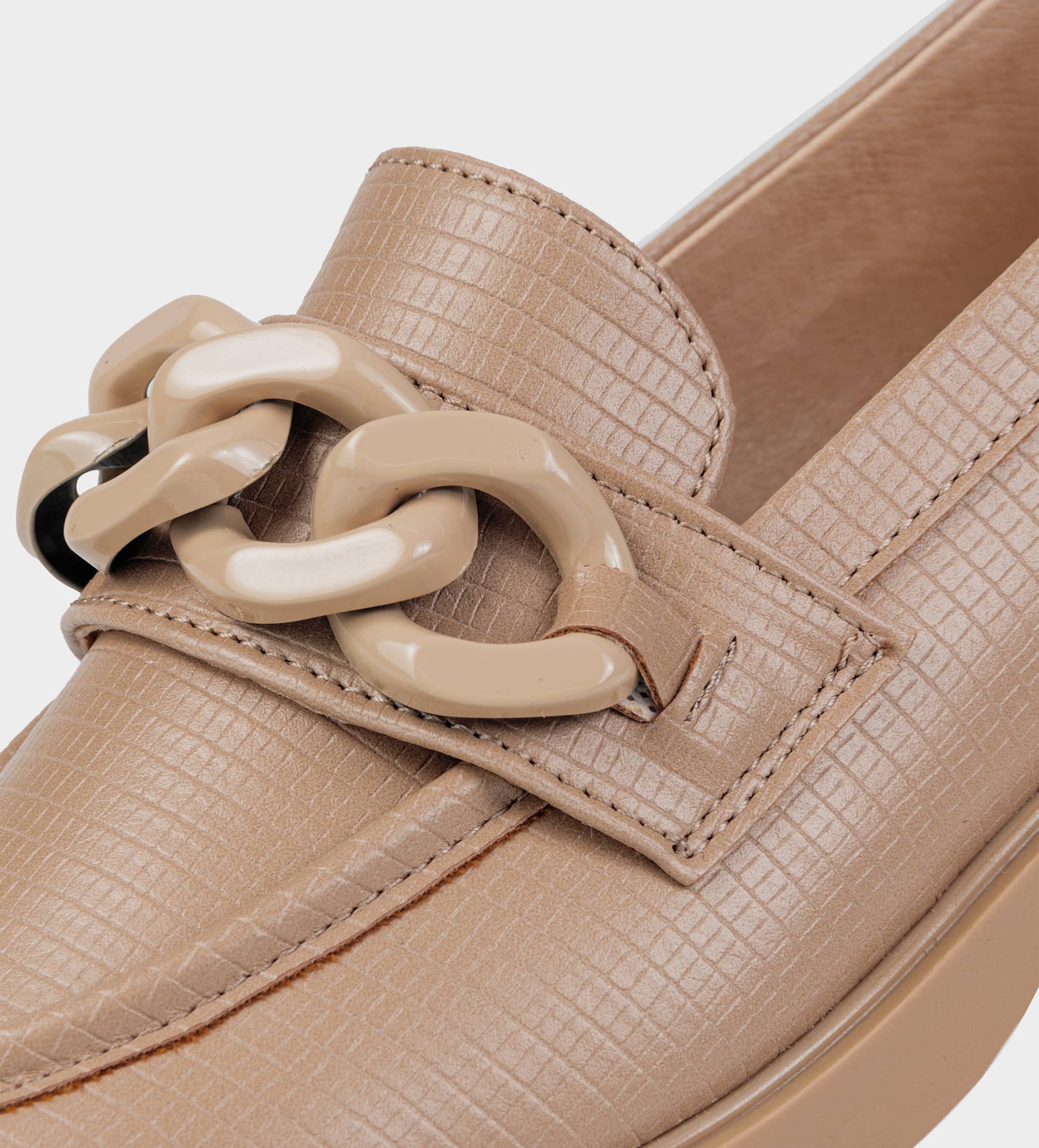 MOCASÍN HERRAJE GRABADO BEIGE