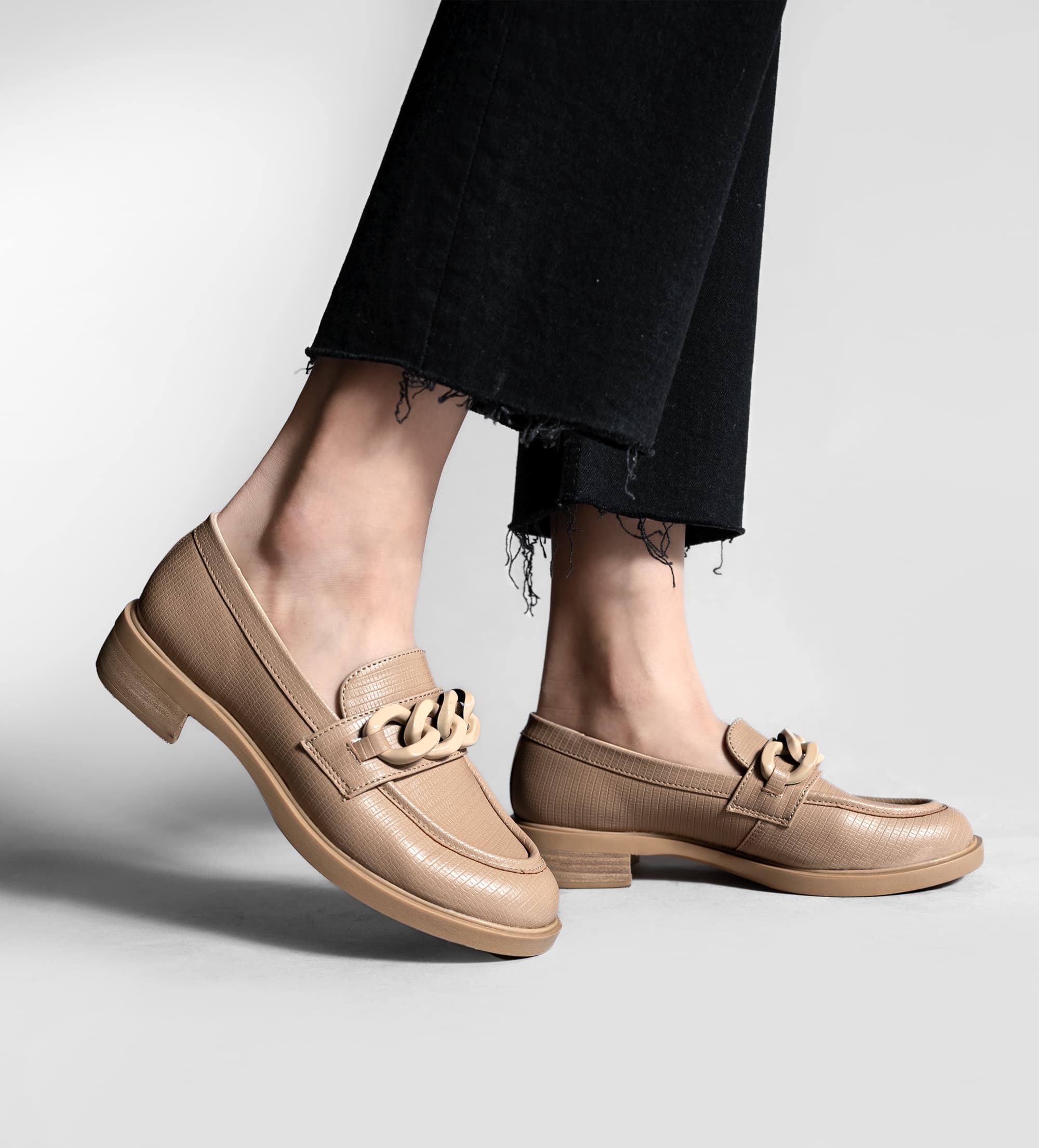 MOCASÍN HERRAJE GRABADO BEIGE