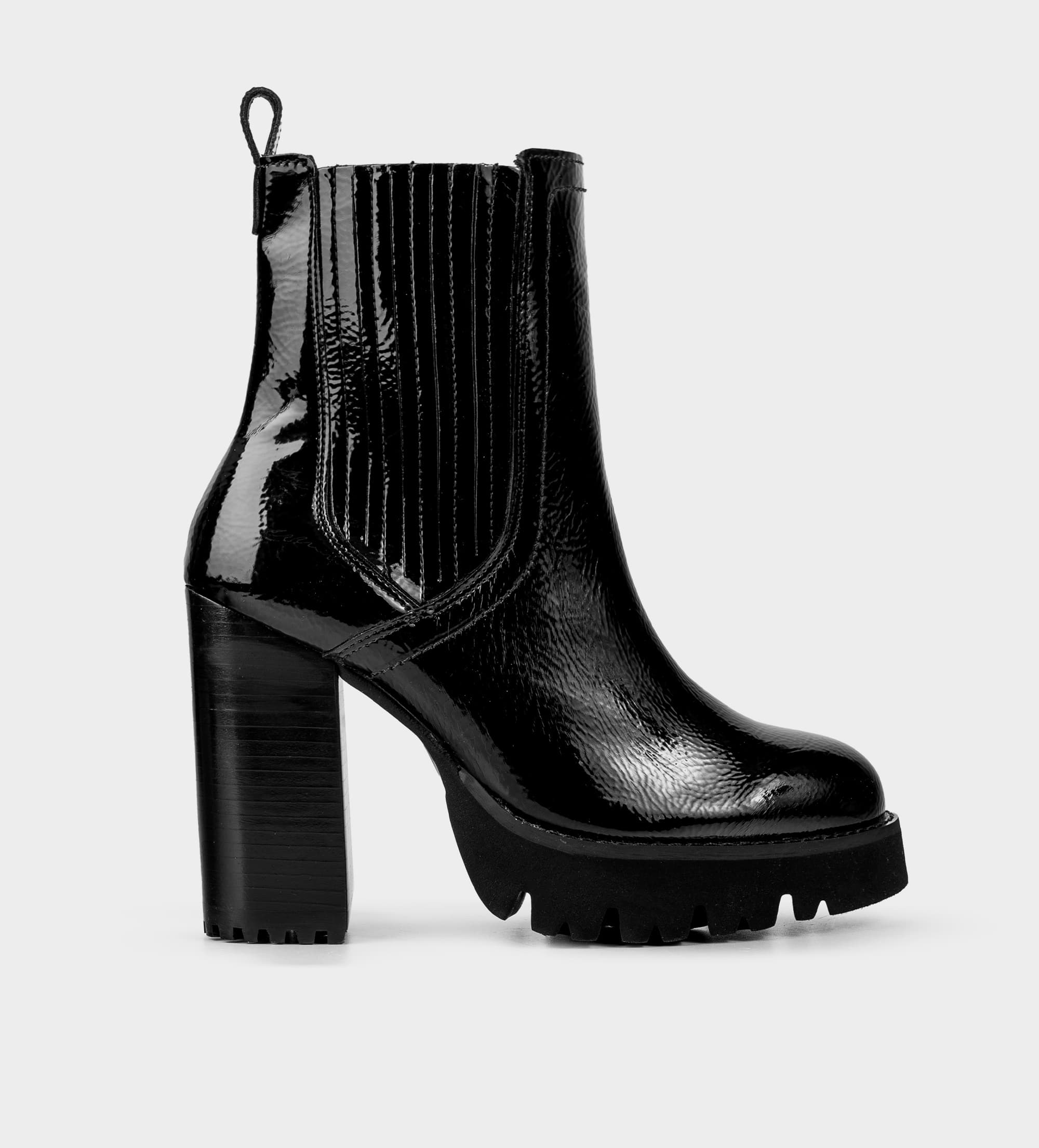 BOTA CHELSEA TACÓN TRACK CHAROL NEGRO