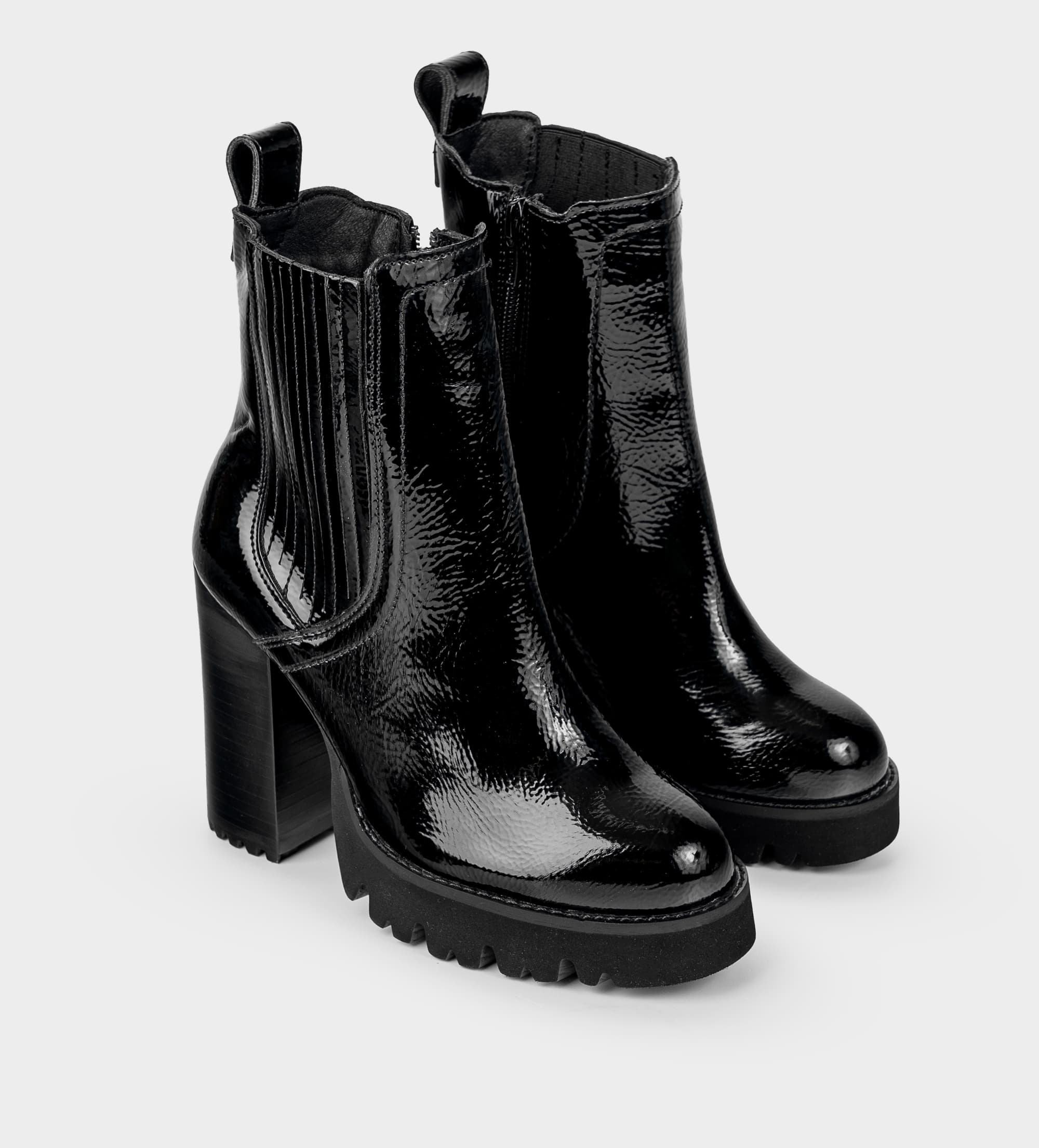 BOTA CHELSEA TACÓN TRACK CHAROL NEGRO
