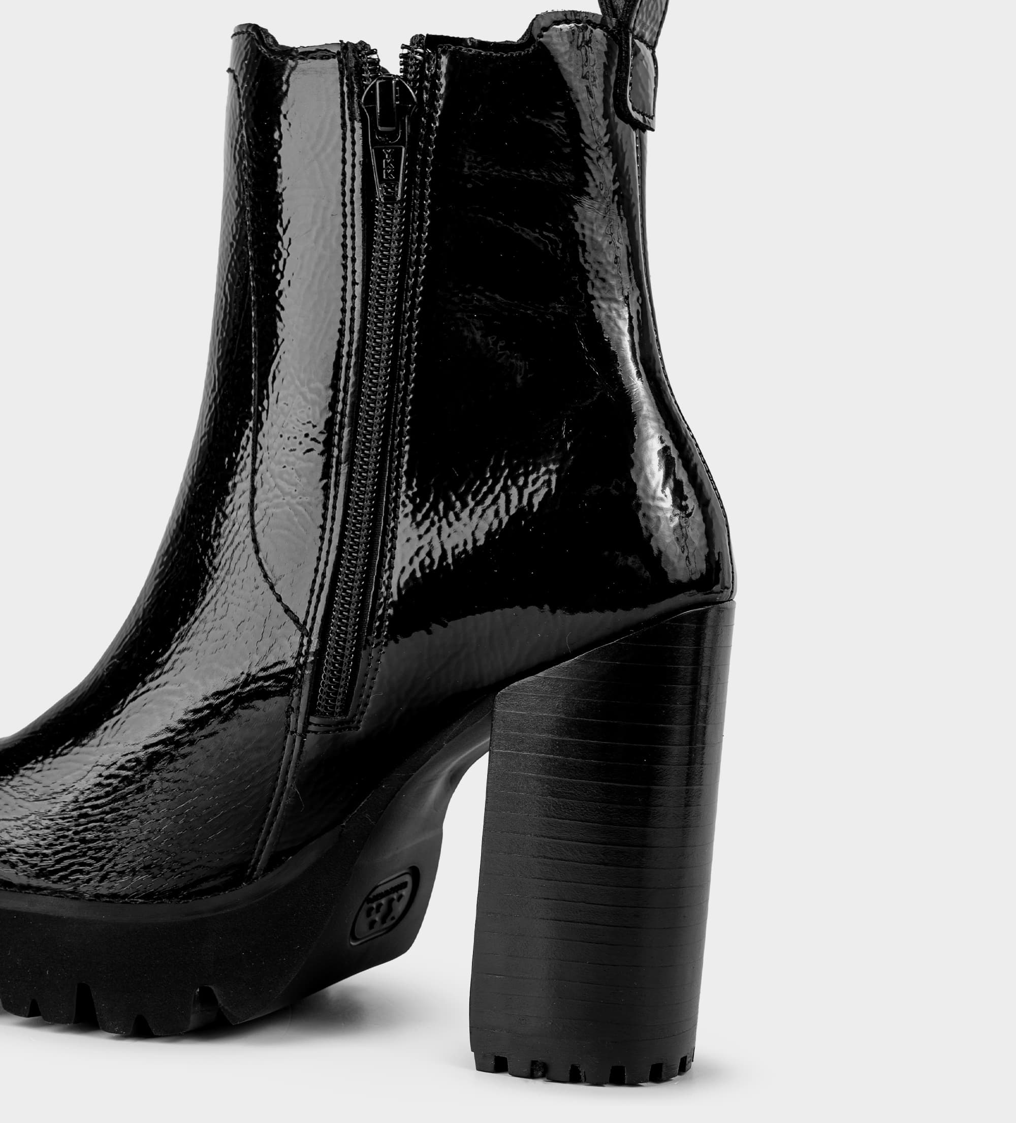 BOTA CHELSEA TACÓN TRACK CHAROL NEGRO