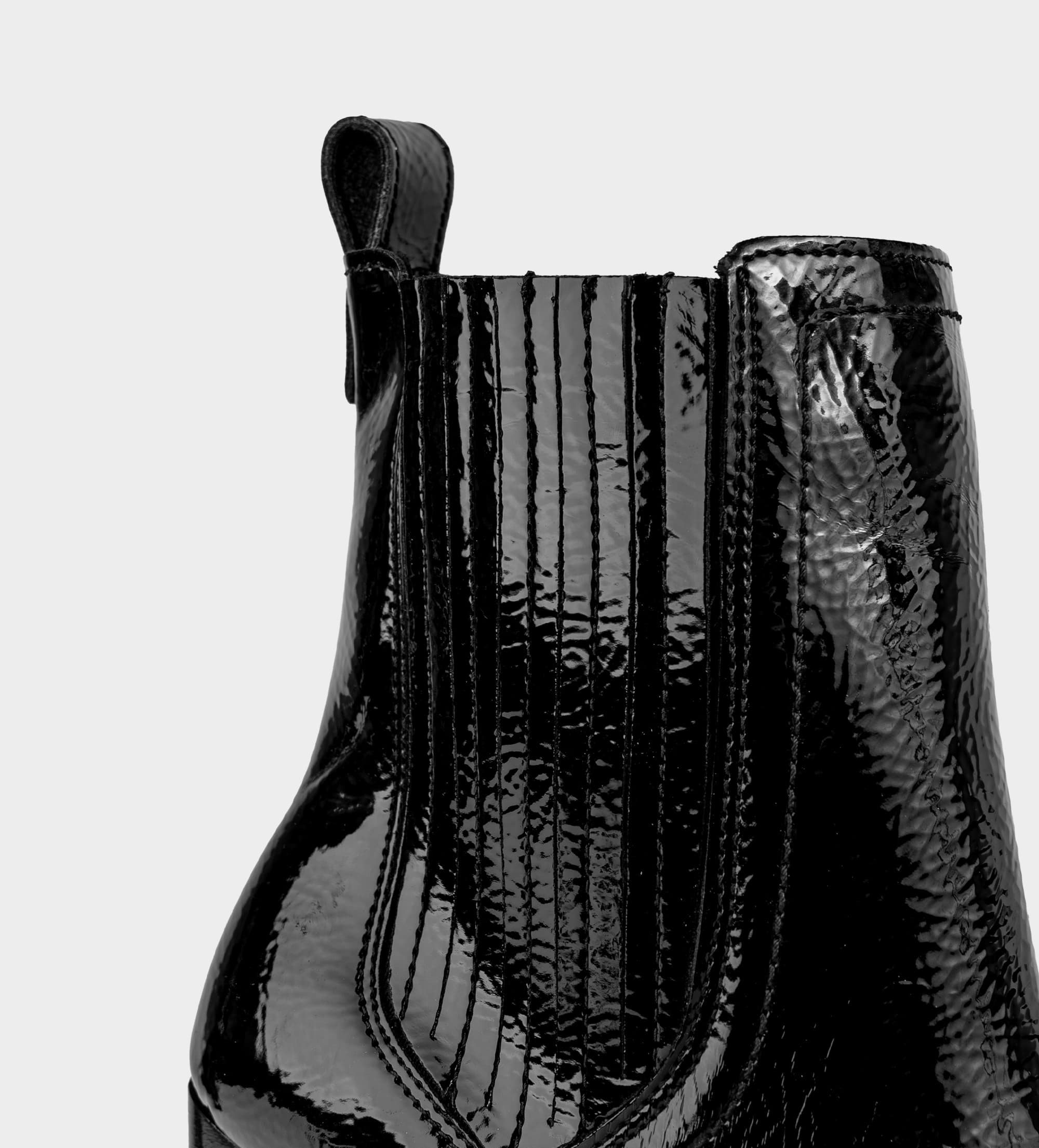 BOTA CHELSEA TACÓN TRACK CHAROL NEGRO