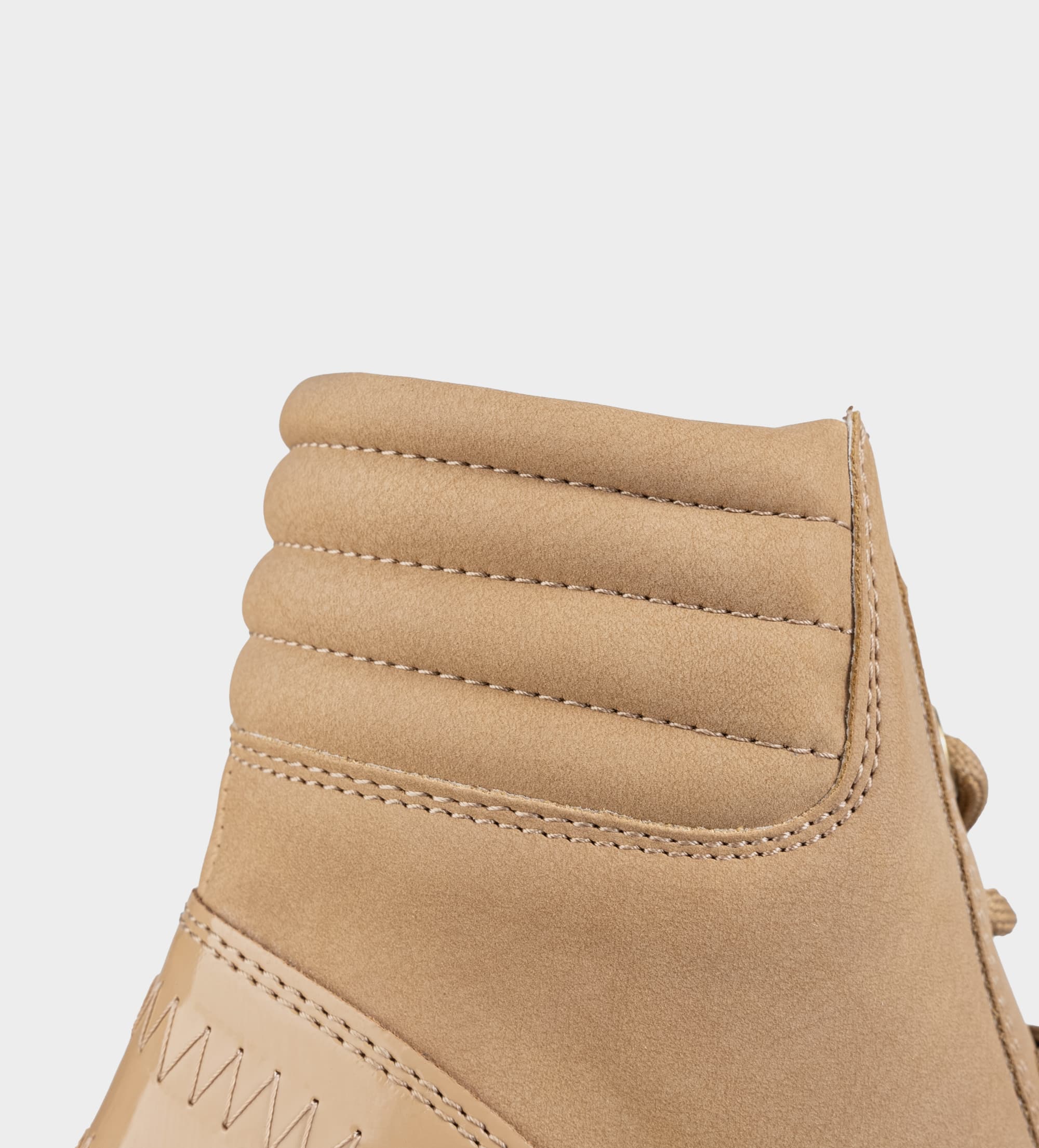 BOTÍN TRACK AGUJETAS BEIGE