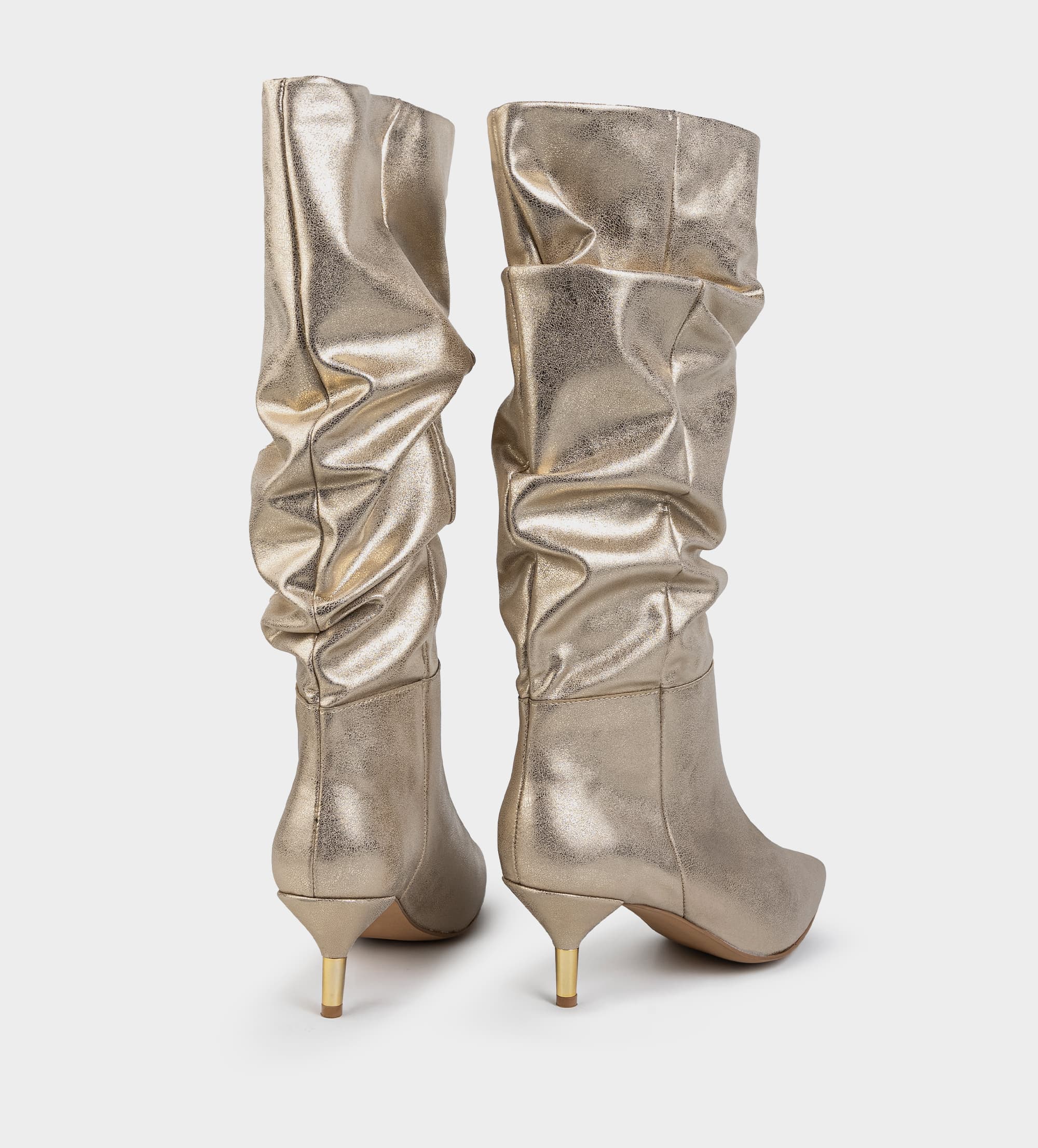 BOTA ALTA TACÓN BAJO SLOUCHY PIEL ORO