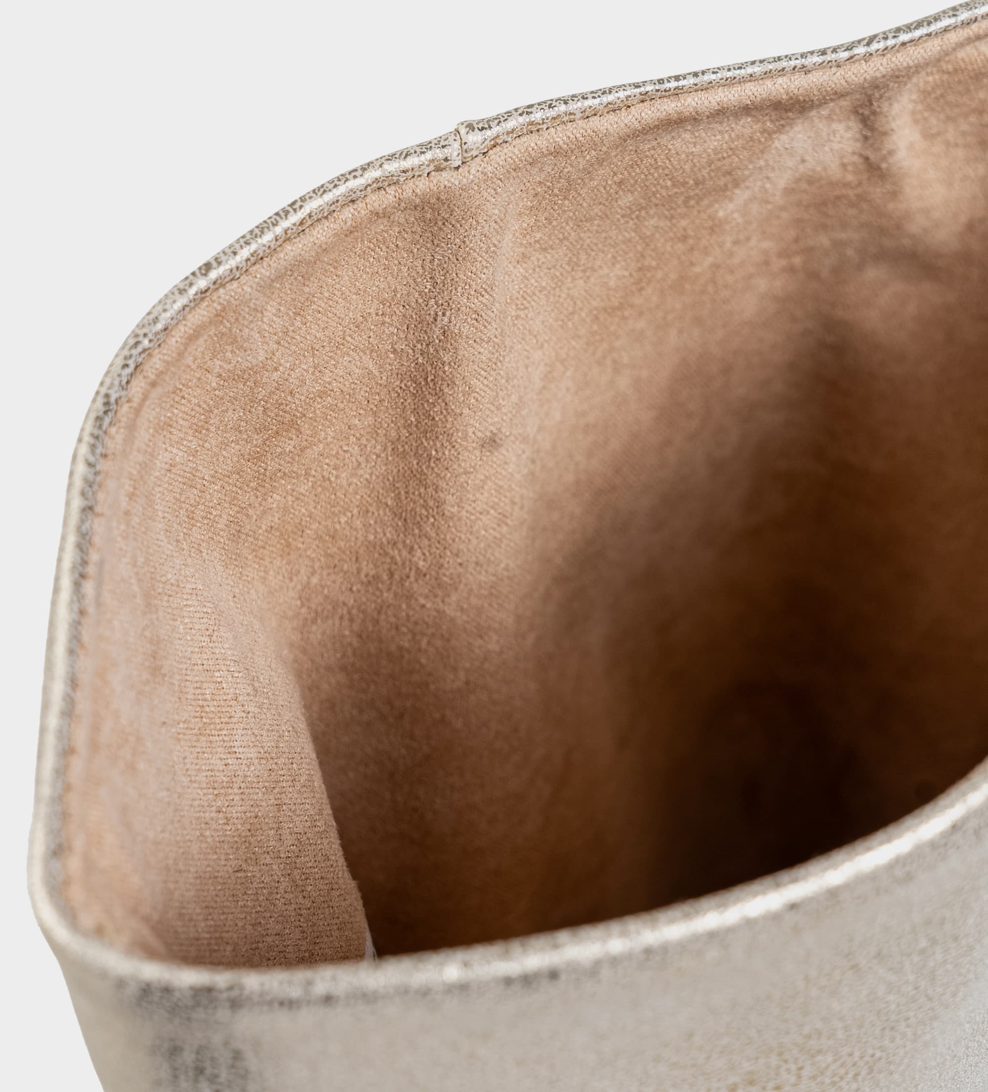 BOTA ALTA TACÓN BAJO SLOUCHY PIEL ORO