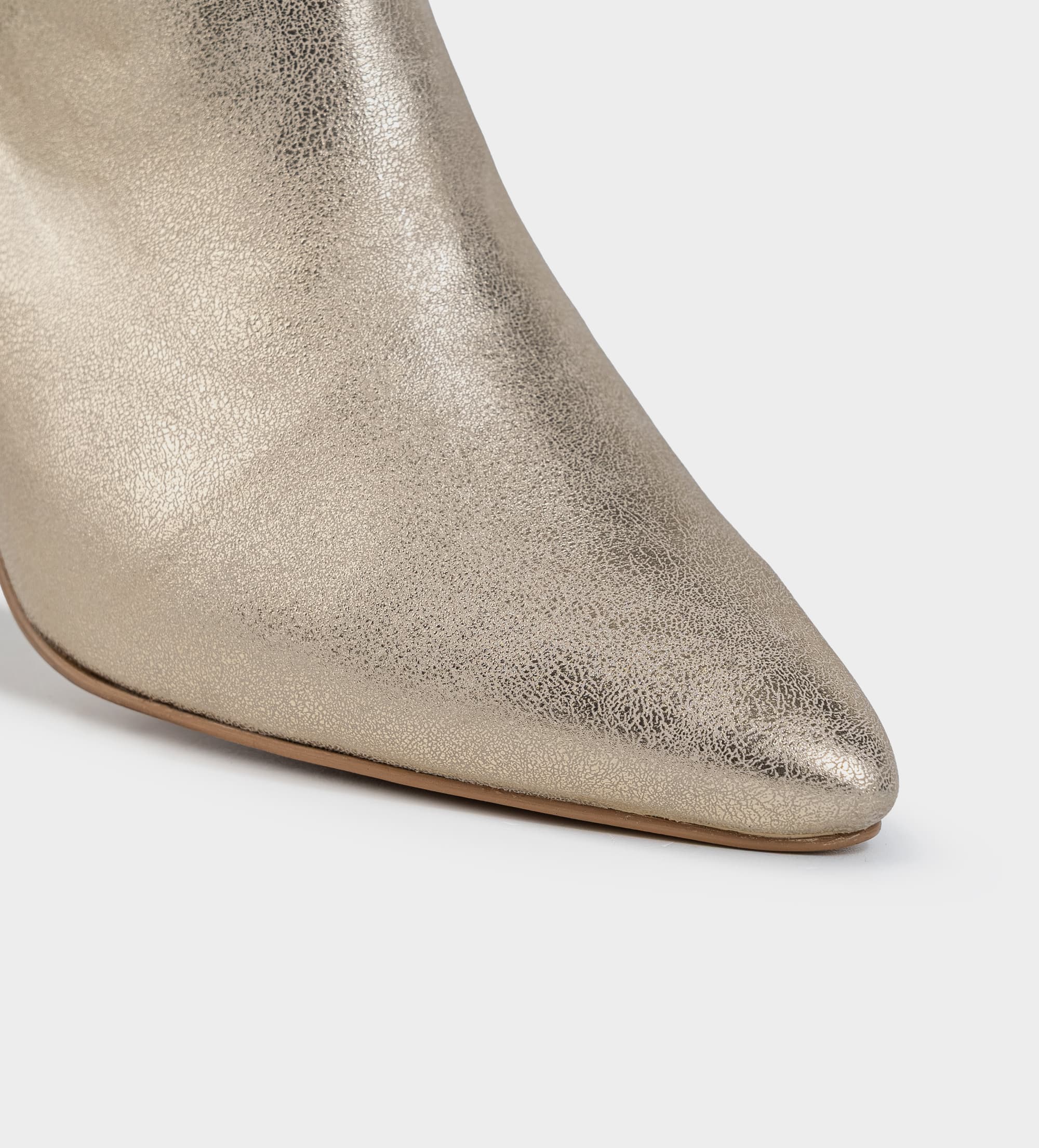 BOTA ALTA TACÓN BAJO SLOUCHY PIEL ORO