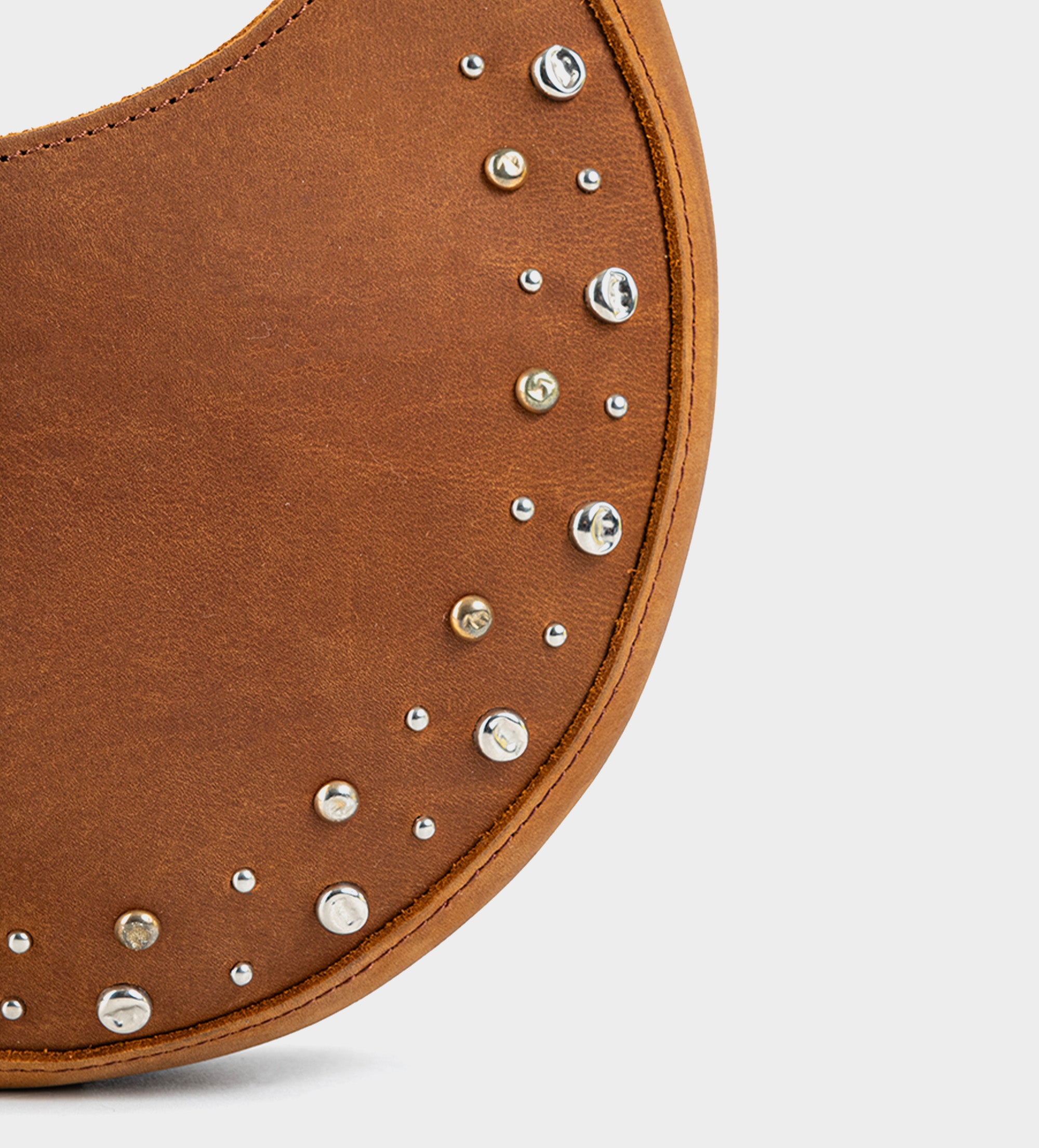 BOLSO HANDLE PIEL MIEL APLICACIONES METÁLICAS