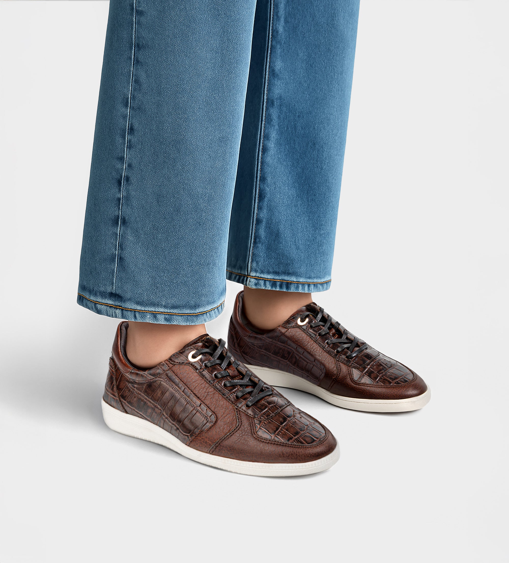 SNEAKER CASUAL PIEL CAFÉ TEXTURIZADO