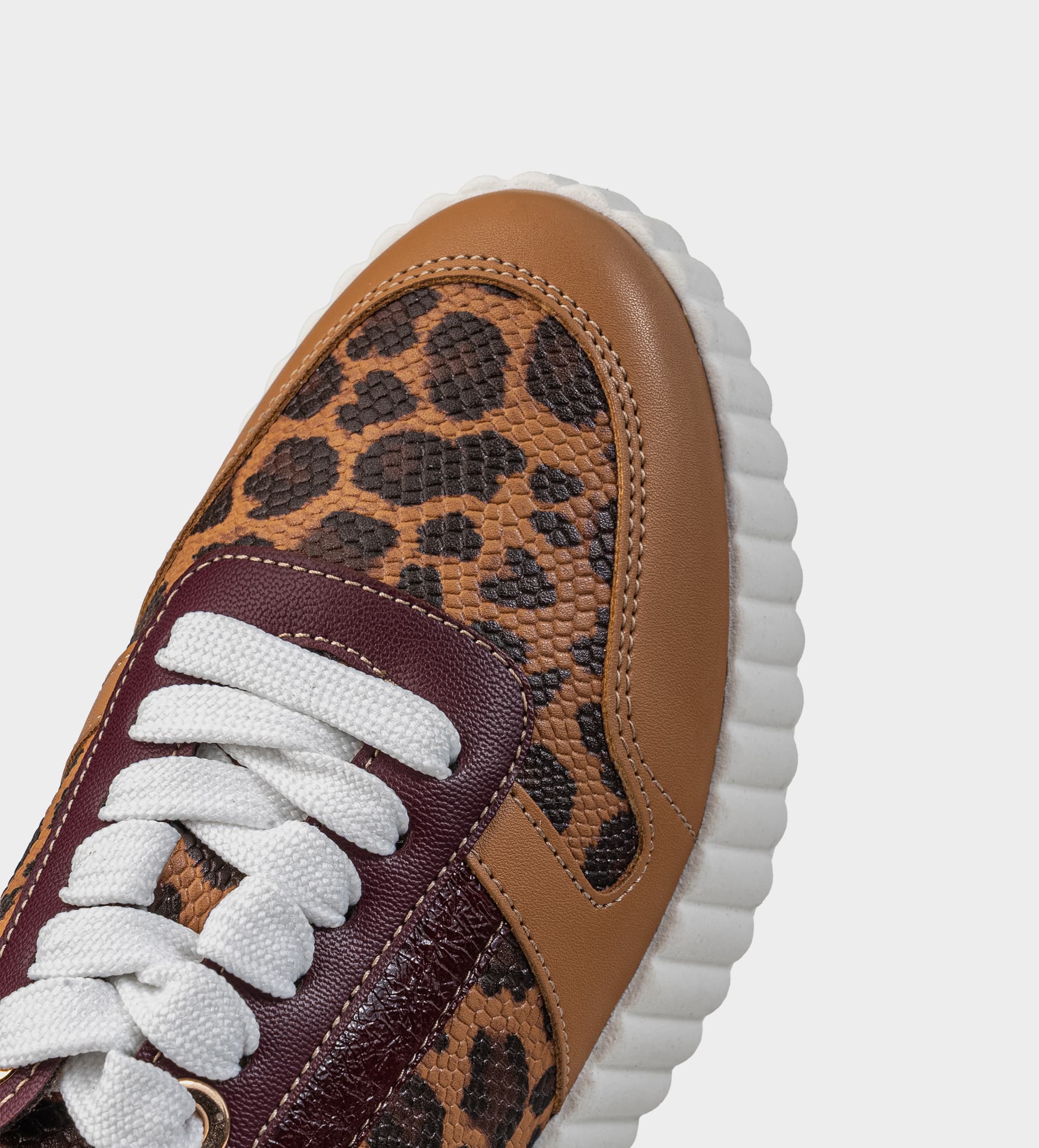 SNEAKER PLATAFORMA ANIMAL PRINT VINO Y CAMEL
