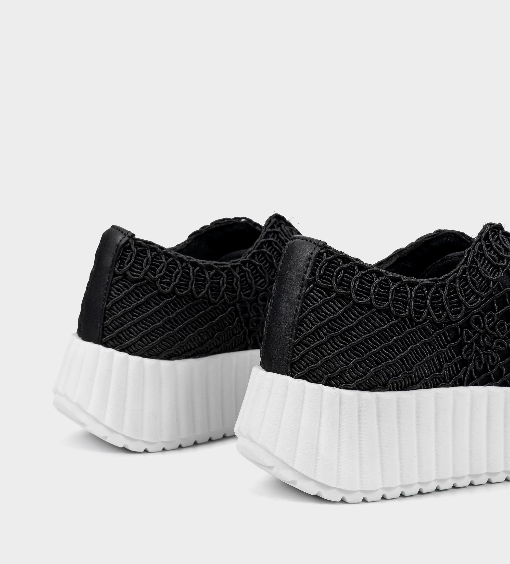 SNEAKERS PLATAFORMA TEXTURA BORDADA NEGRO