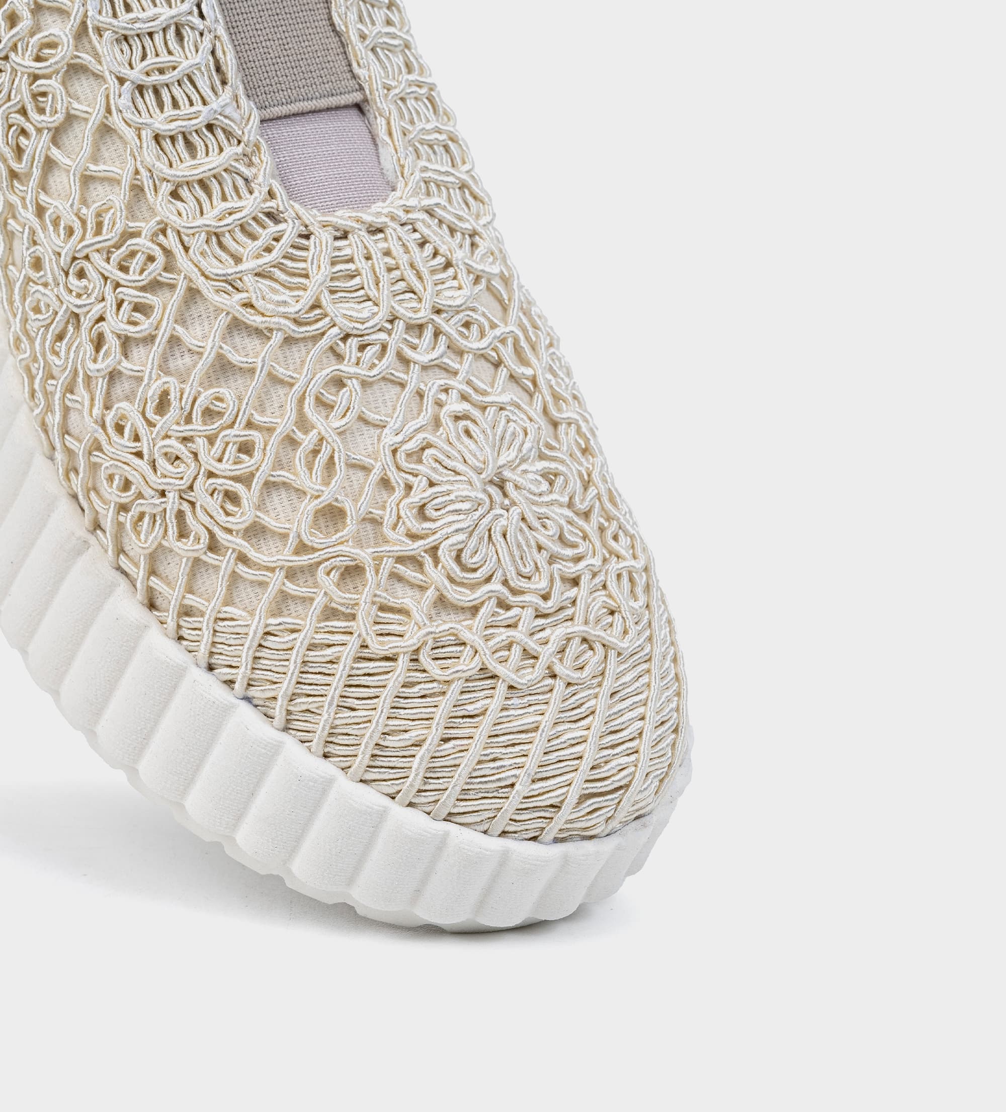 SNEAKERS PLATAFORMA TEXTURA BORDADA BEIGE