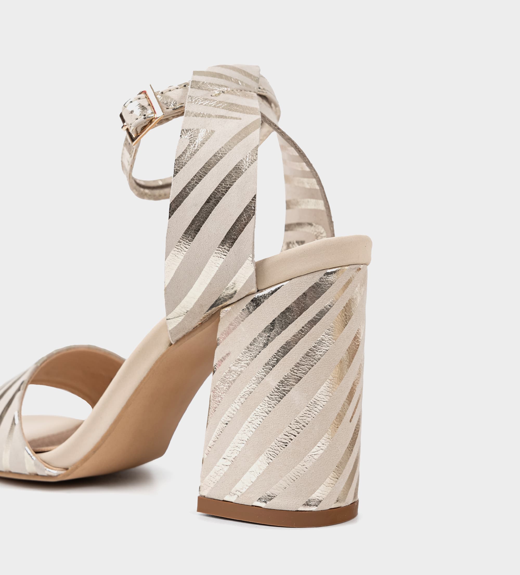 SANDALIA TACÓN PIEL BEIGE / NÍQUEL
