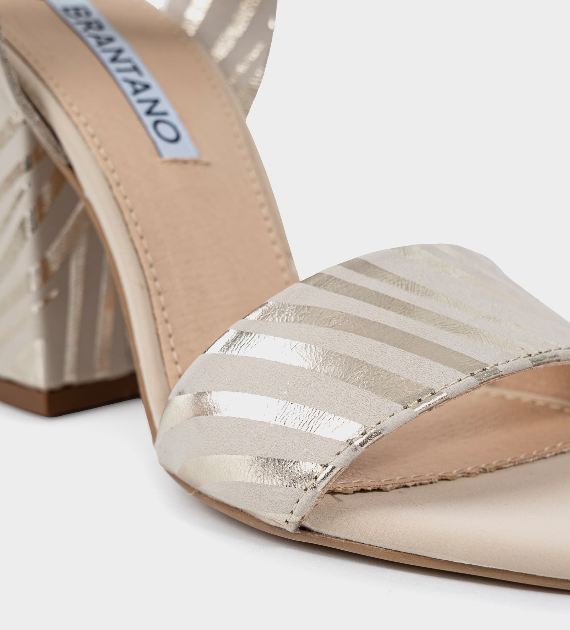 SANDALIA TACÓN PIEL BEIGE / NÍQUEL