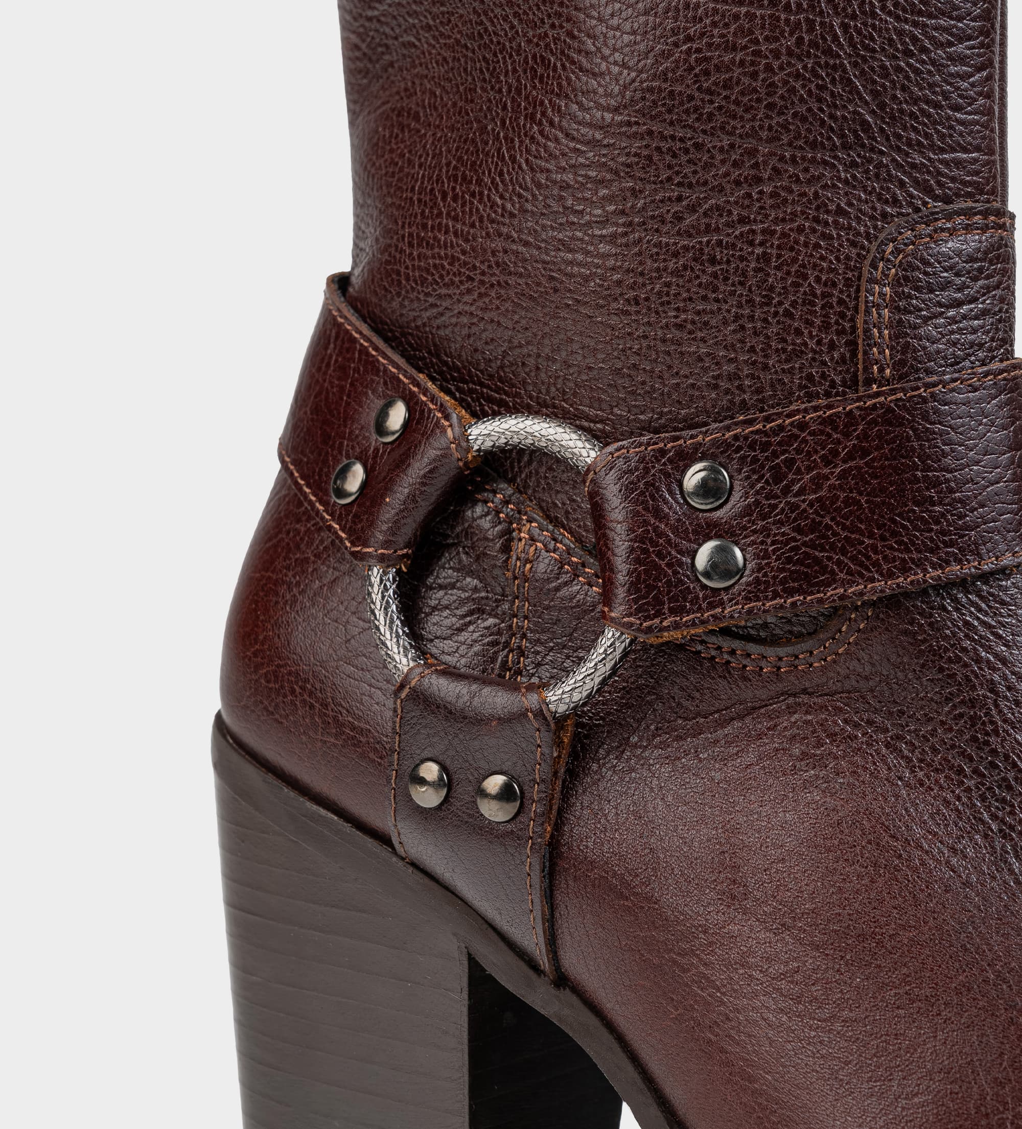 BOTA TACÓN HERRAJE PIEL CAFÉ