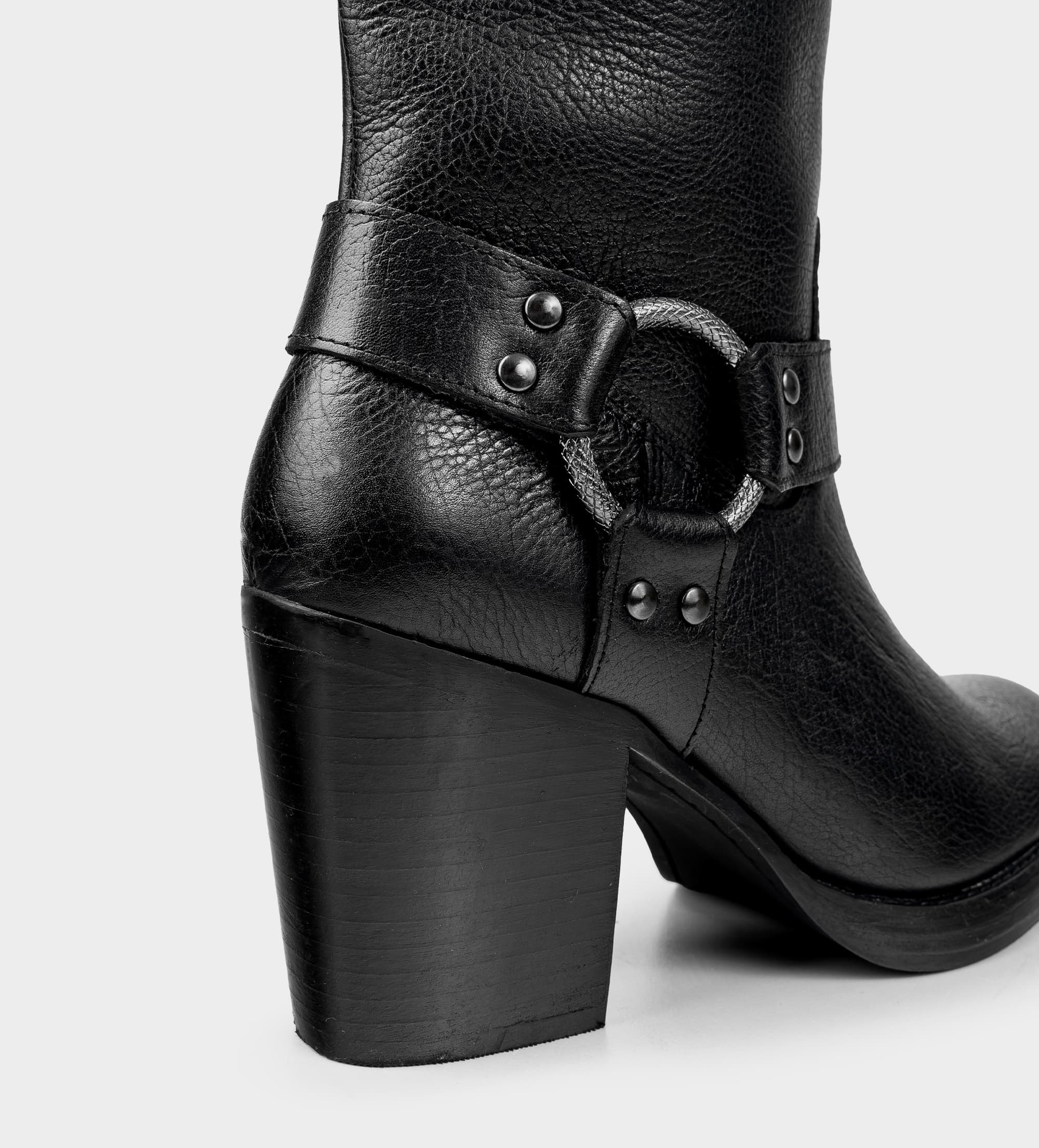 BOTA TACÓN HERRAJE PIEL NEGRO