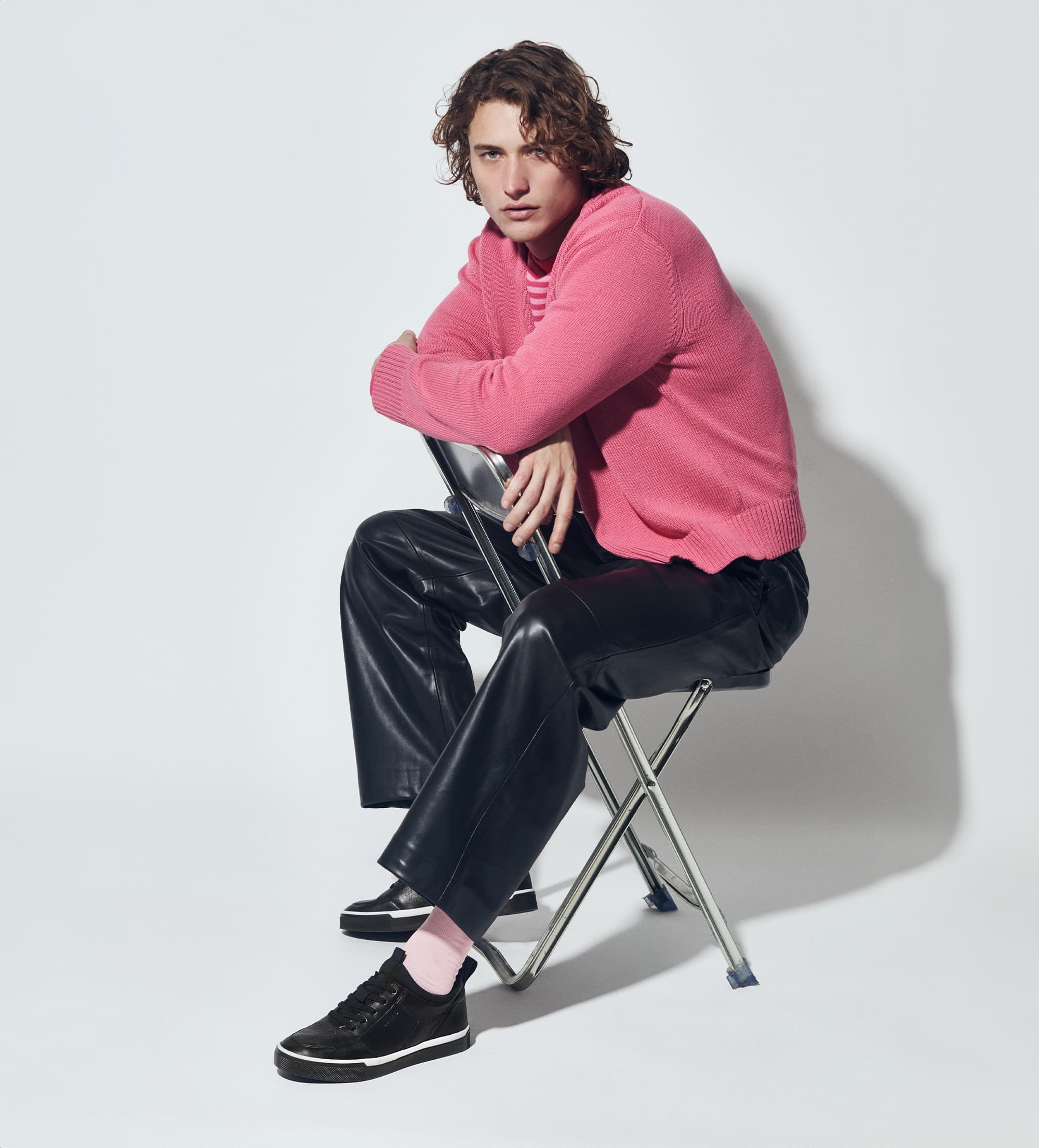 Modelo usando sneakers casual color negro.