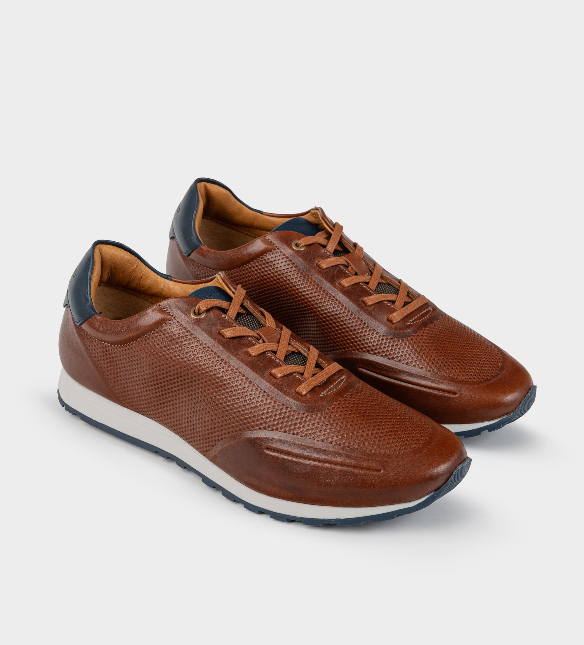 SNEAKER CASUAL AGUJETAS PIEL MIEL