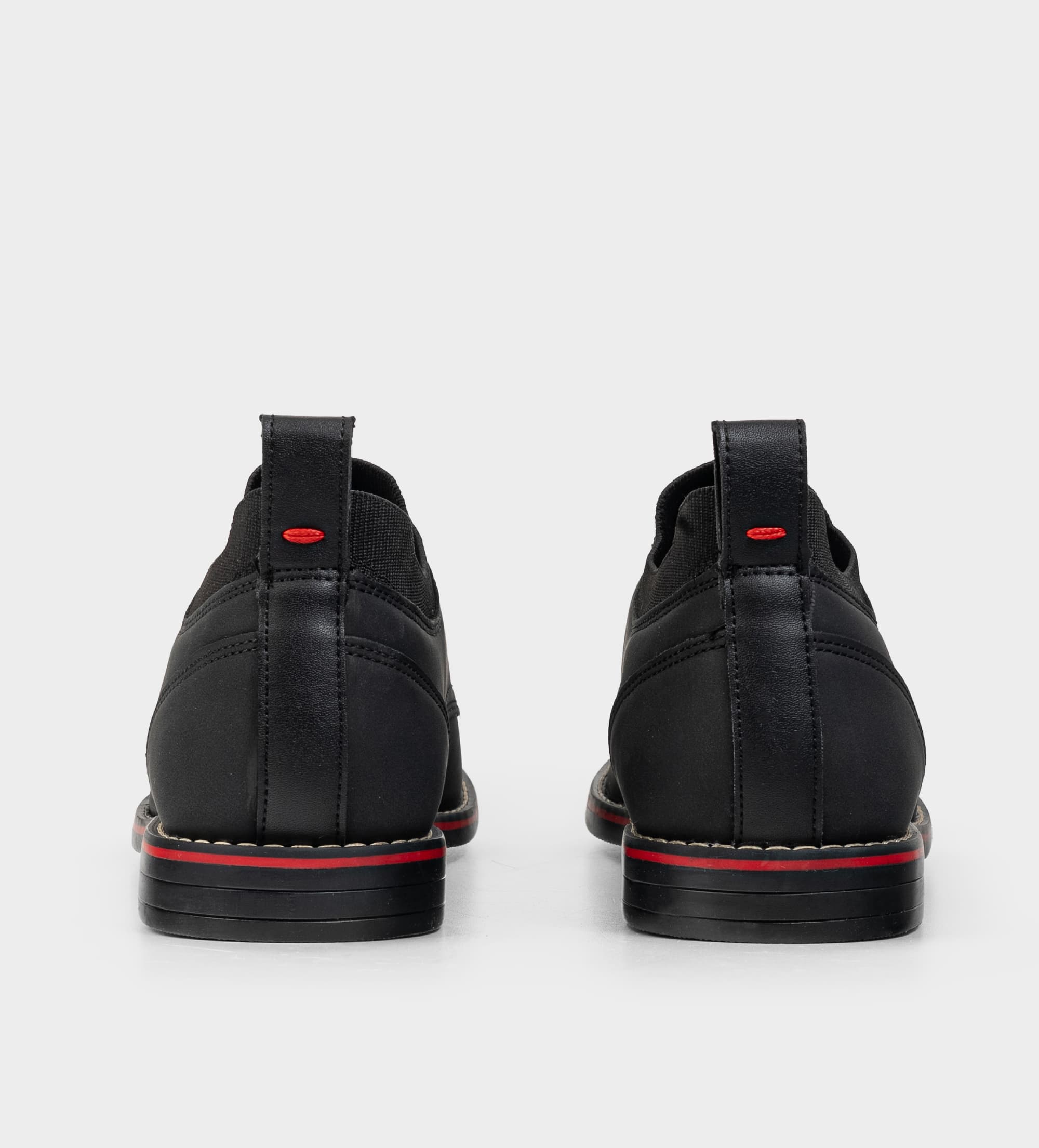 ZAPATO CASUAL SLIP ON AGUJETAS NEGRO
