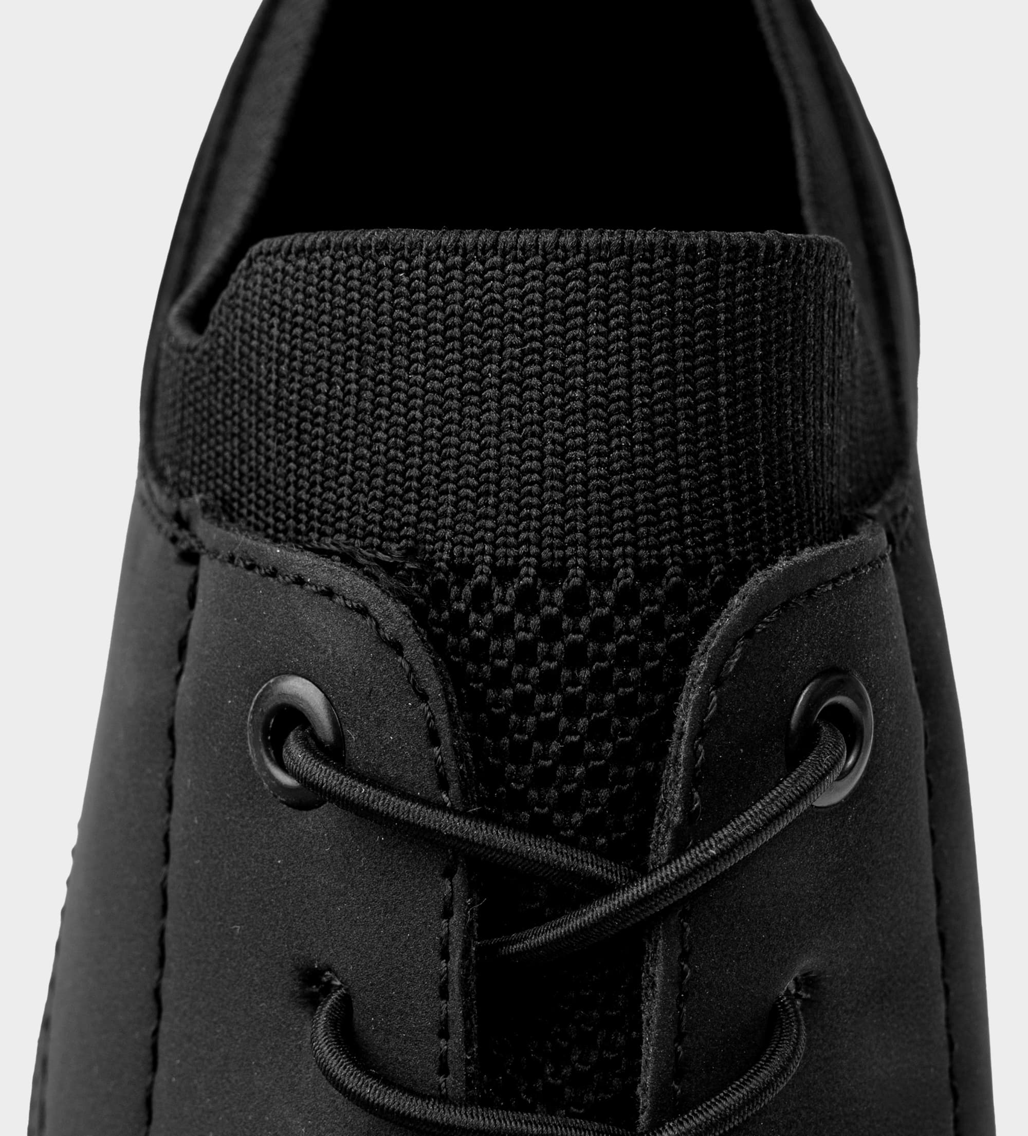 ZAPATO CASUAL SLIP ON AGUJETAS NEGRO