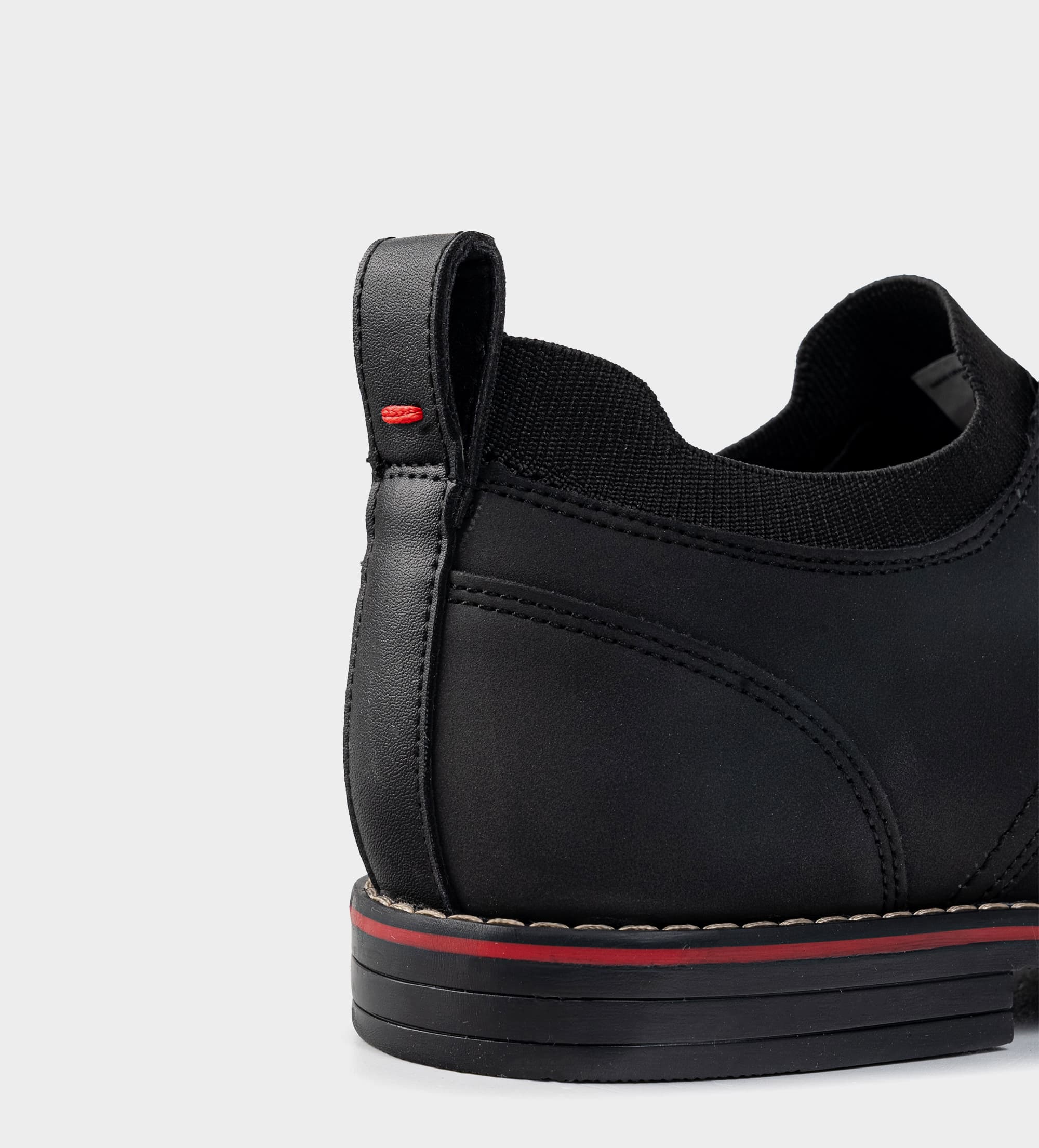 ZAPATO CASUAL SLIP ON AGUJETAS NEGRO