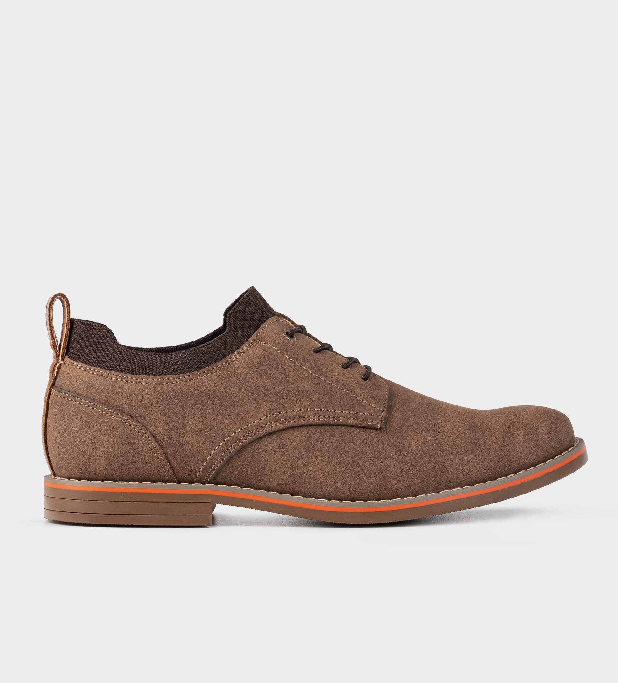 ZAPATO CASUAL SLIP ON AGUJETAS TAUPÉ