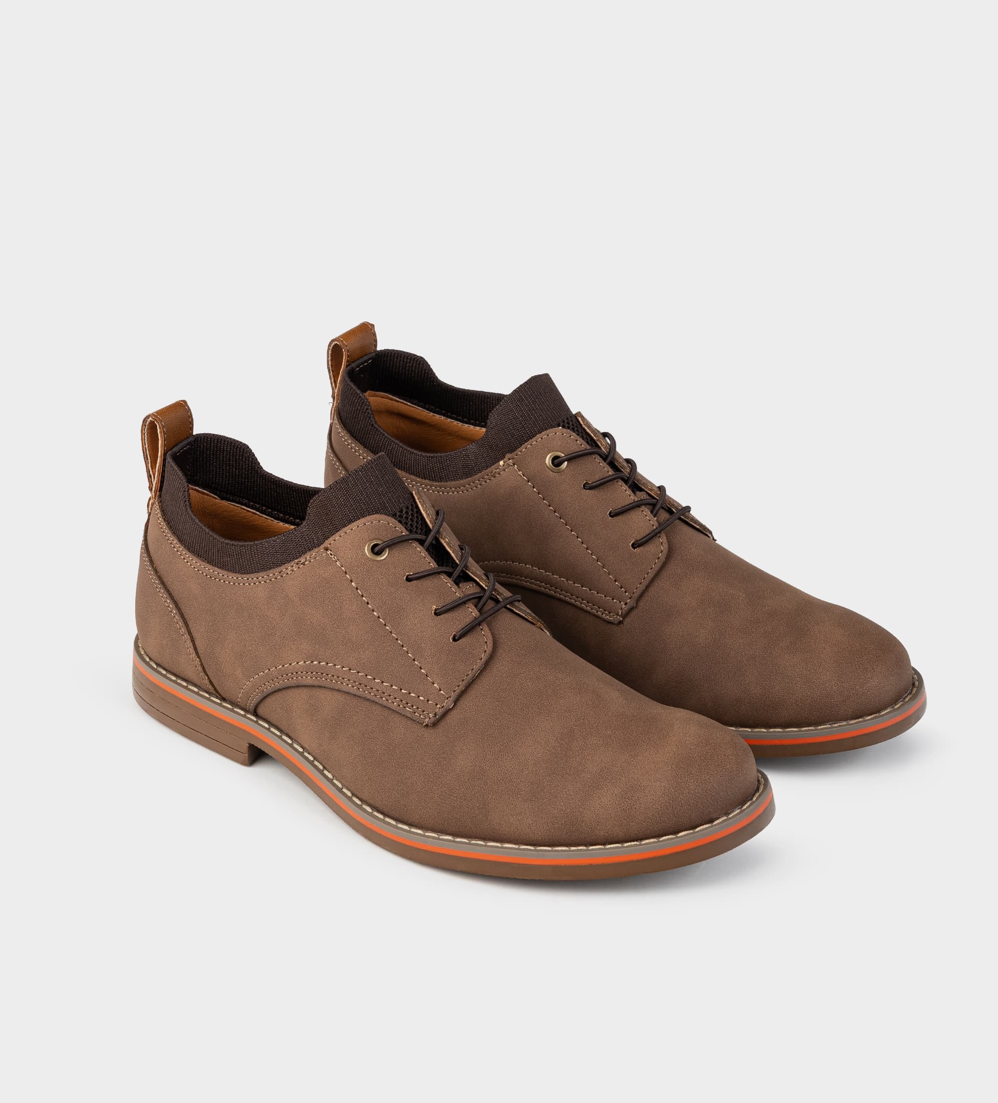 ZAPATO CASUAL SLIP ON AGUJETAS TAUPÉ