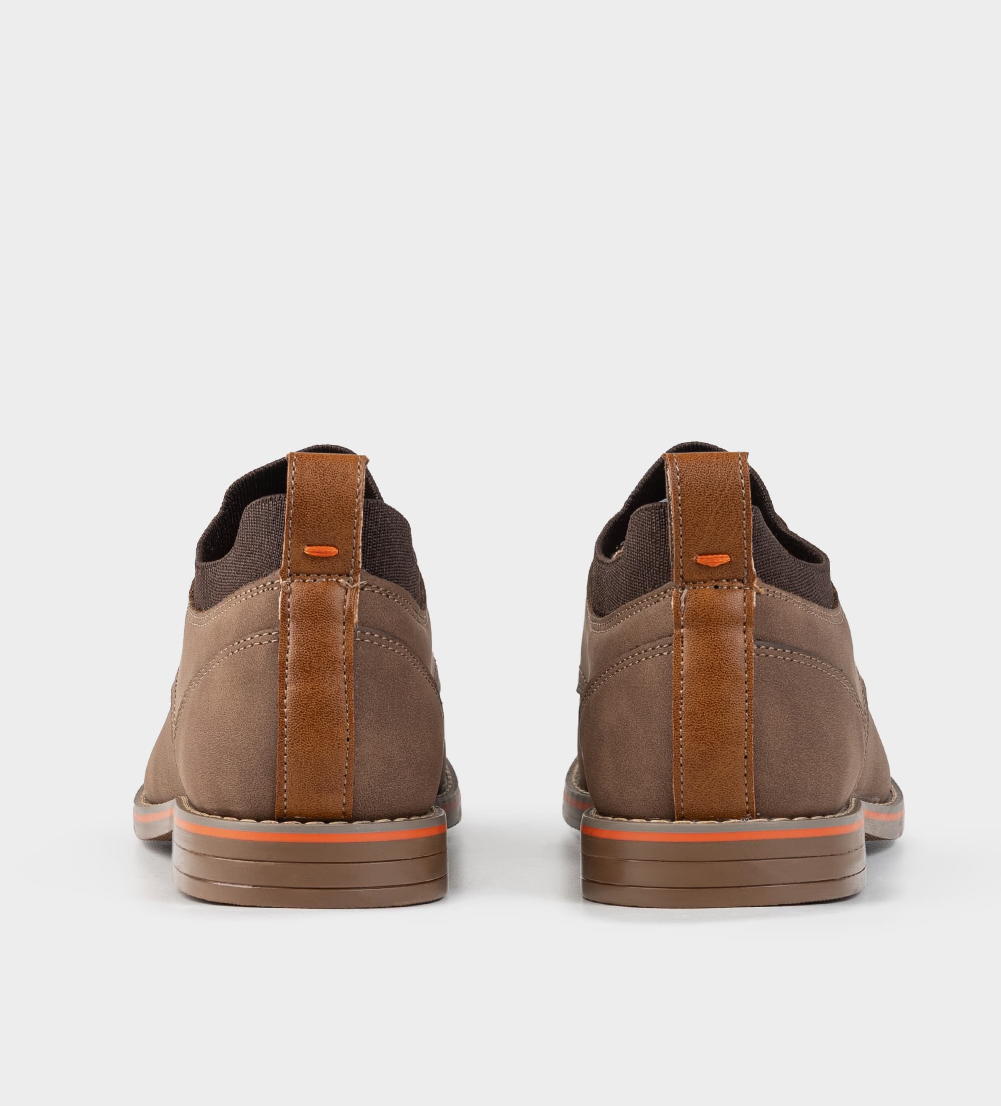 ZAPATO CASUAL SLIP ON AGUJETAS TAUPÉ
