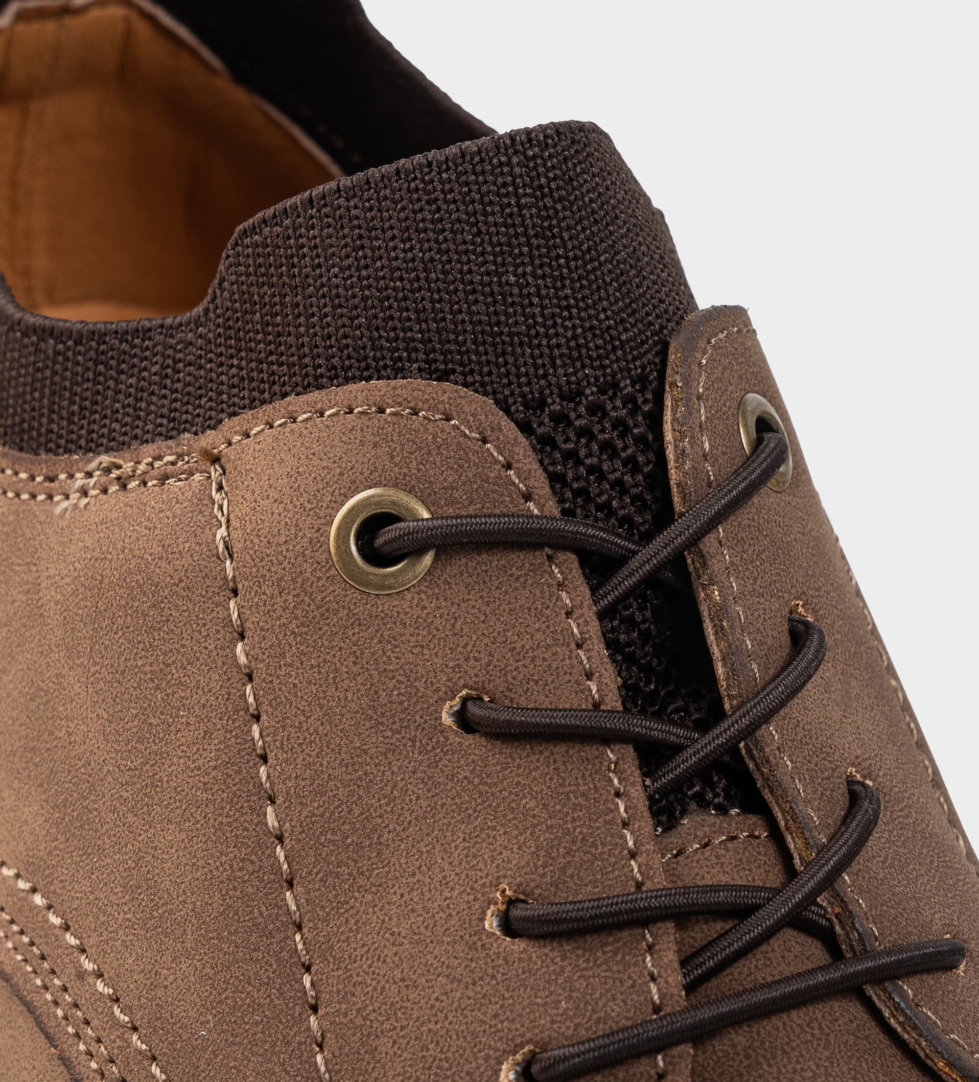 ZAPATO CASUAL SLIP ON AGUJETAS TAUPÉ