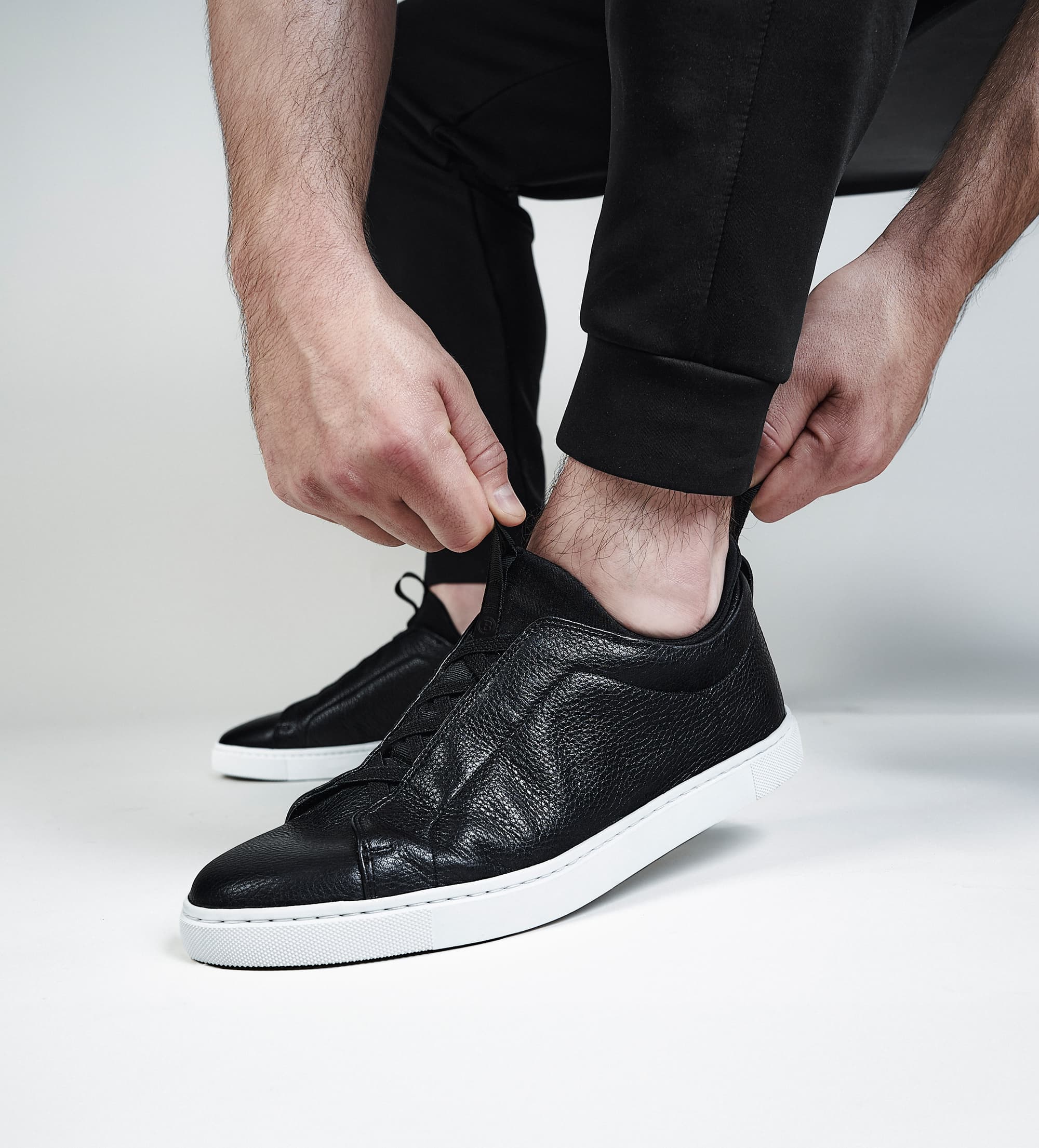 SNEAKER SLIP ON PIEL NEGRO