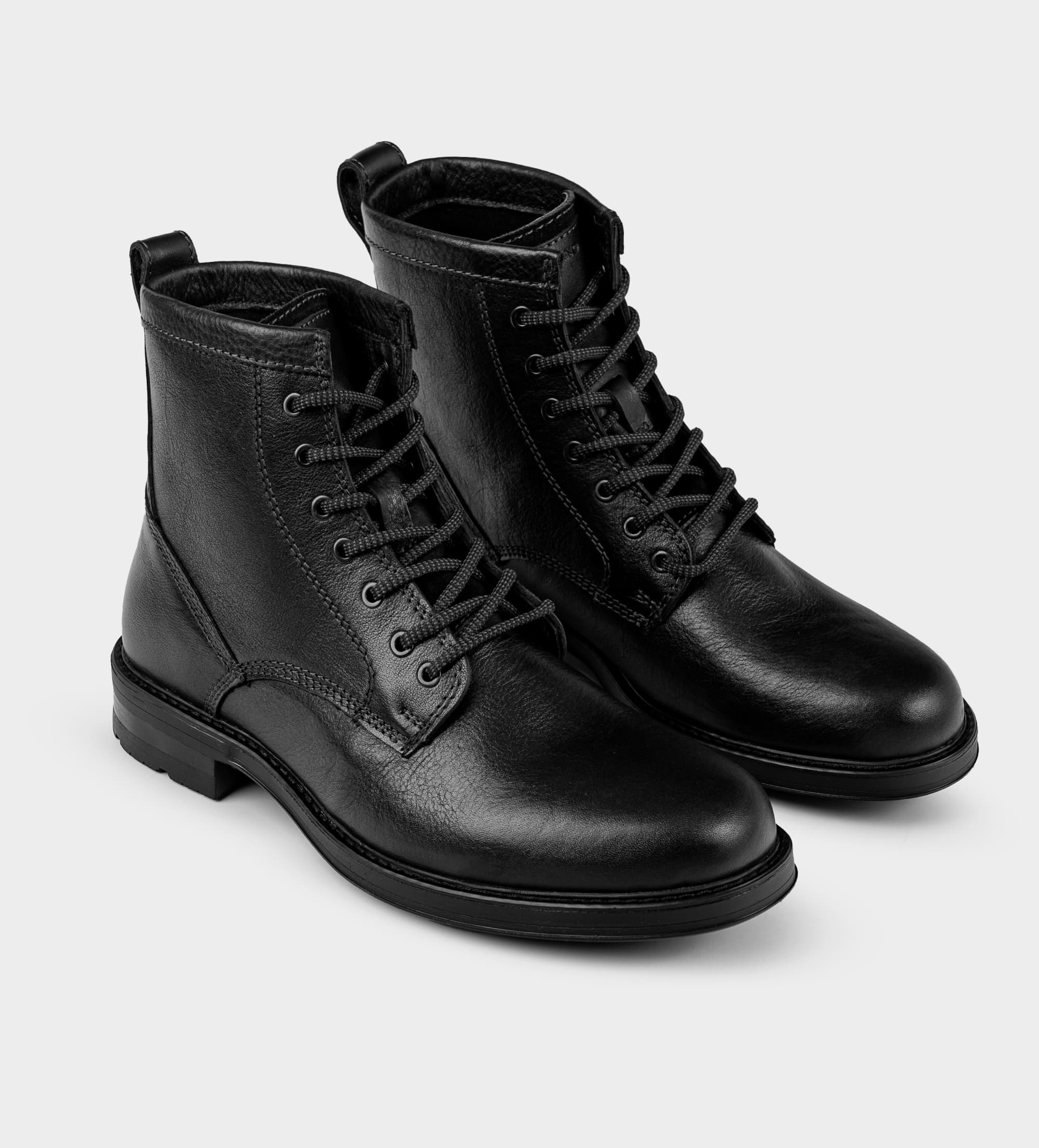 BOTA AGUJETA PIEL NEGRO