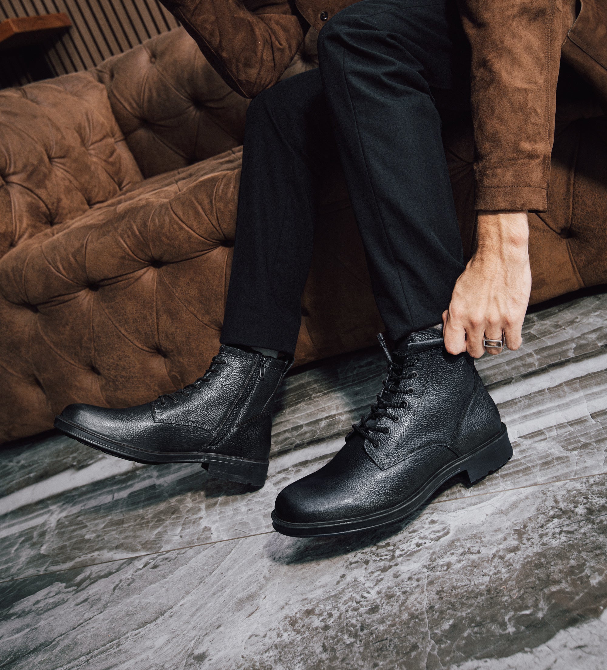 BOTA PIEL NEGRO AGUJETAS CIERRE LATERAL