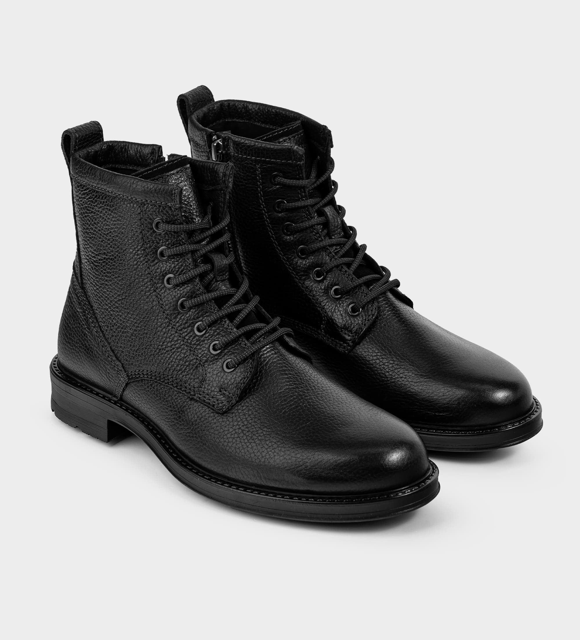 BOTA PIEL NEGRO AGUJETAS CIERRE LATERAL