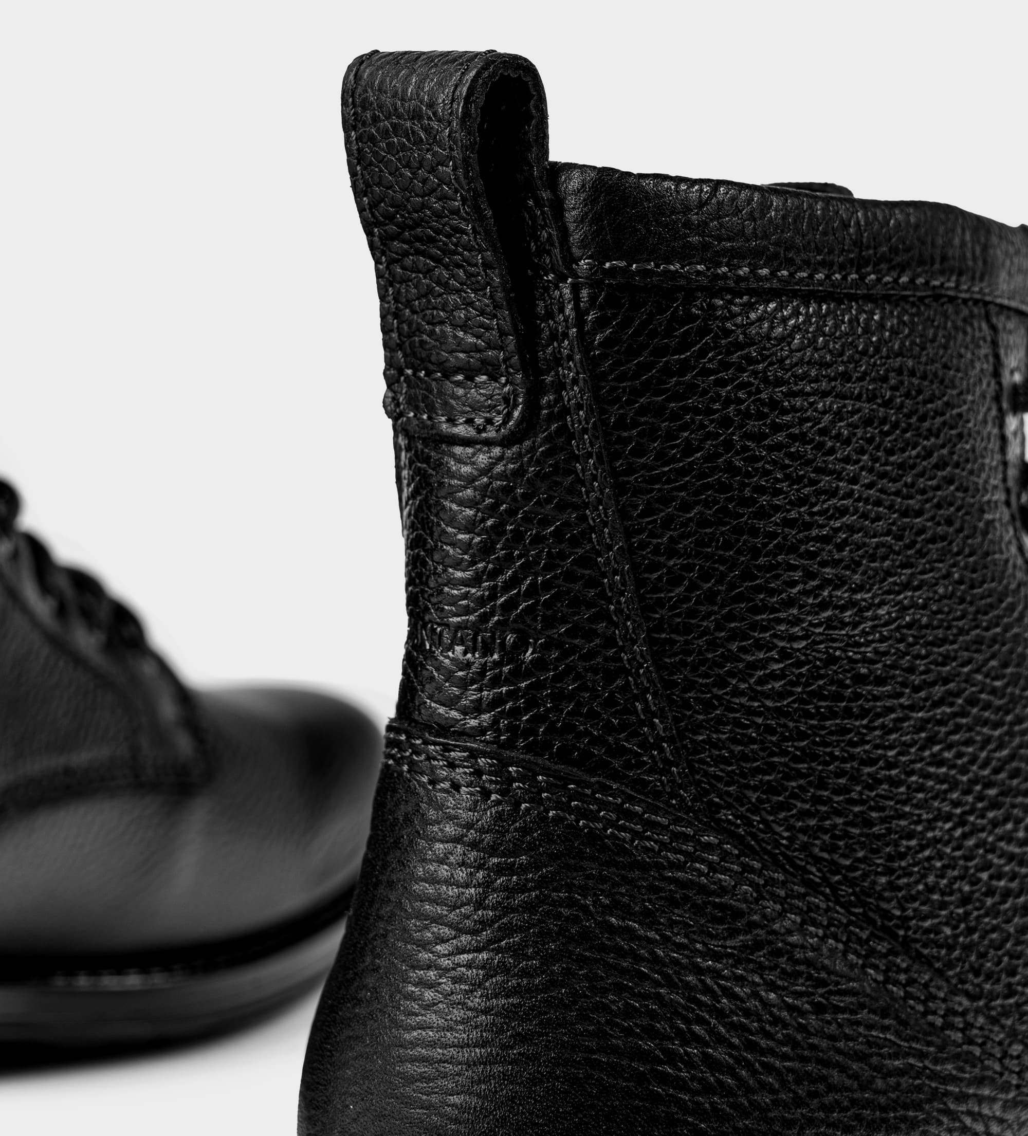 BOTA PIEL NEGRO AGUJETAS CIERRE LATERAL