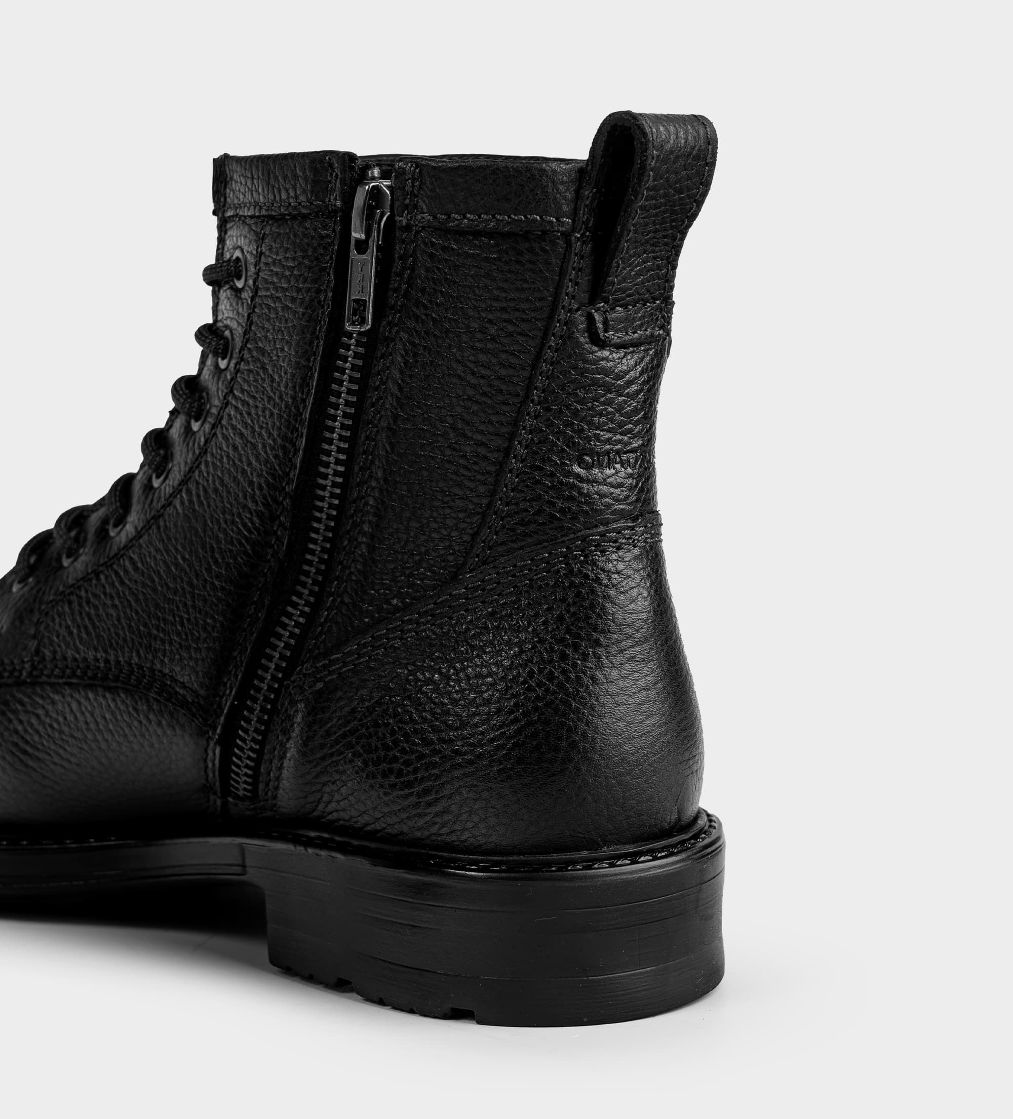 BOTA PIEL NEGRO AGUJETAS CIERRE LATERAL