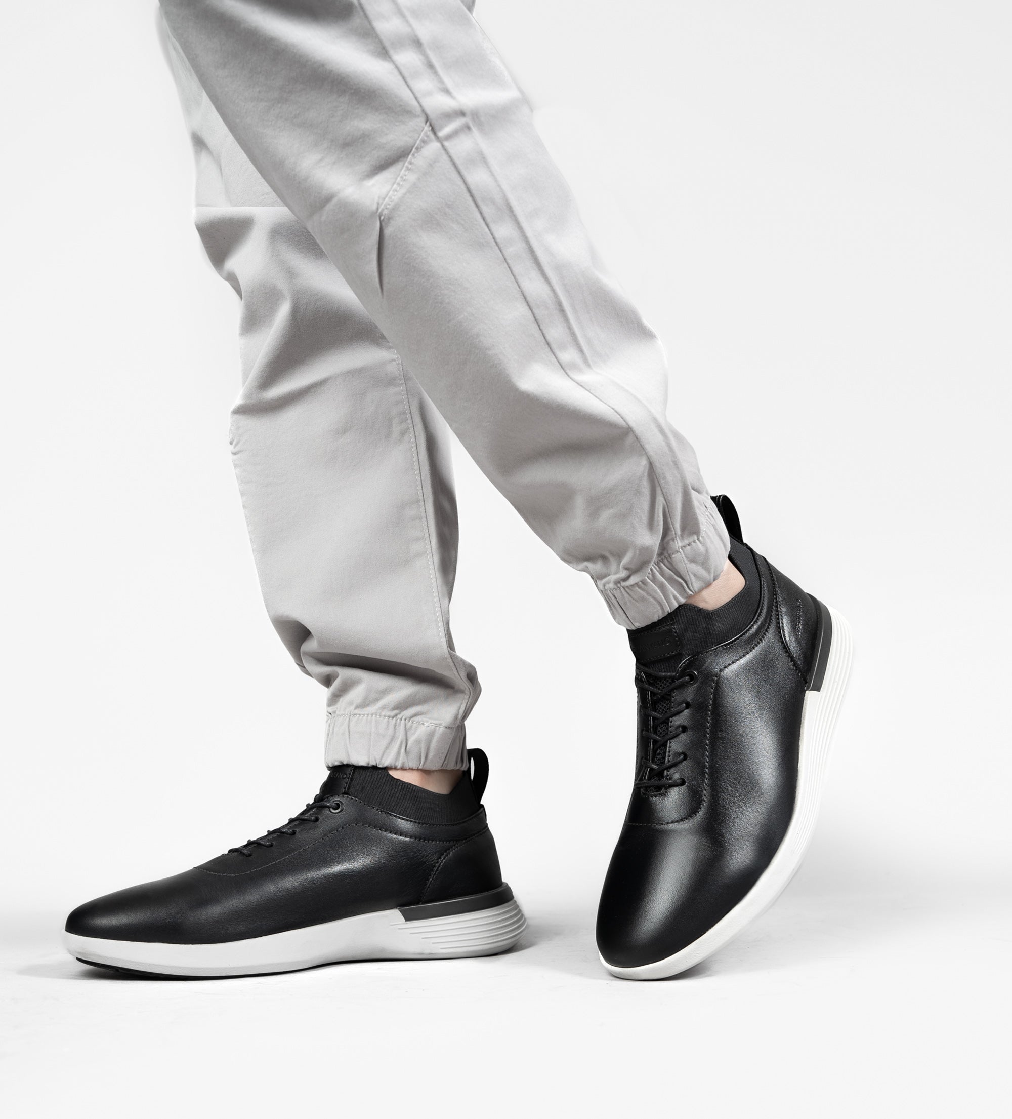 SNEAKER SLIP ON PIEL NEGRO