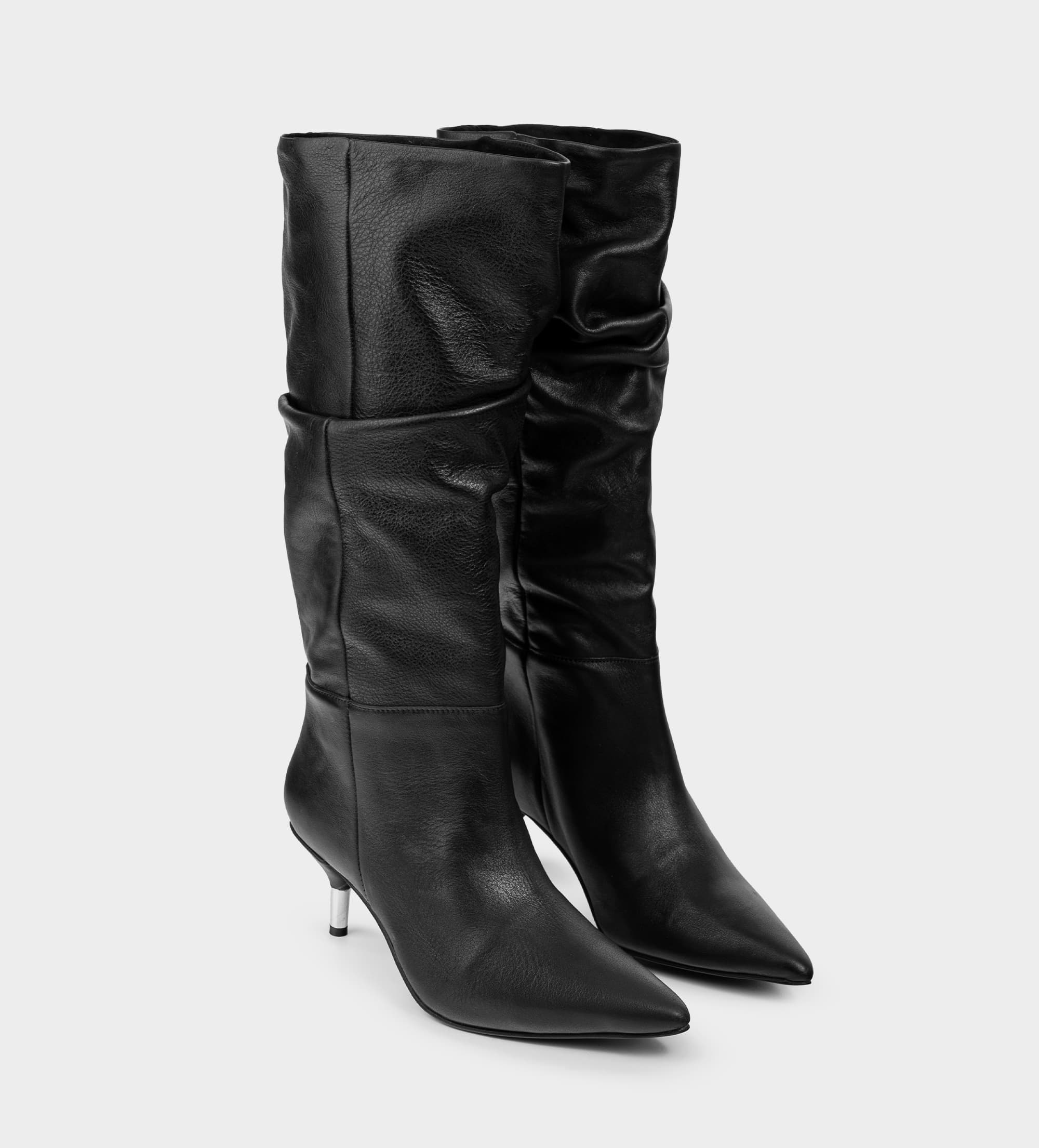 BOTA ALTA TACÓN BAJO SLOUCHY PIEL NEGRO