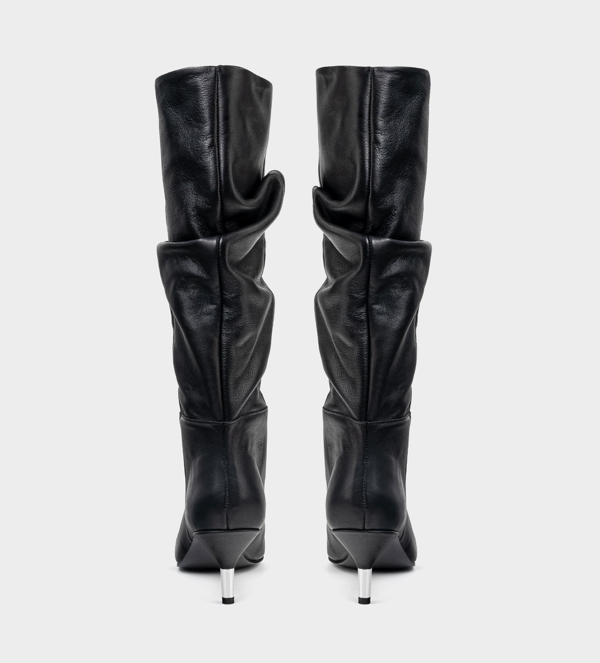 BOTA ALTA TACÓN BAJO SLOUCHY PIEL NEGRO