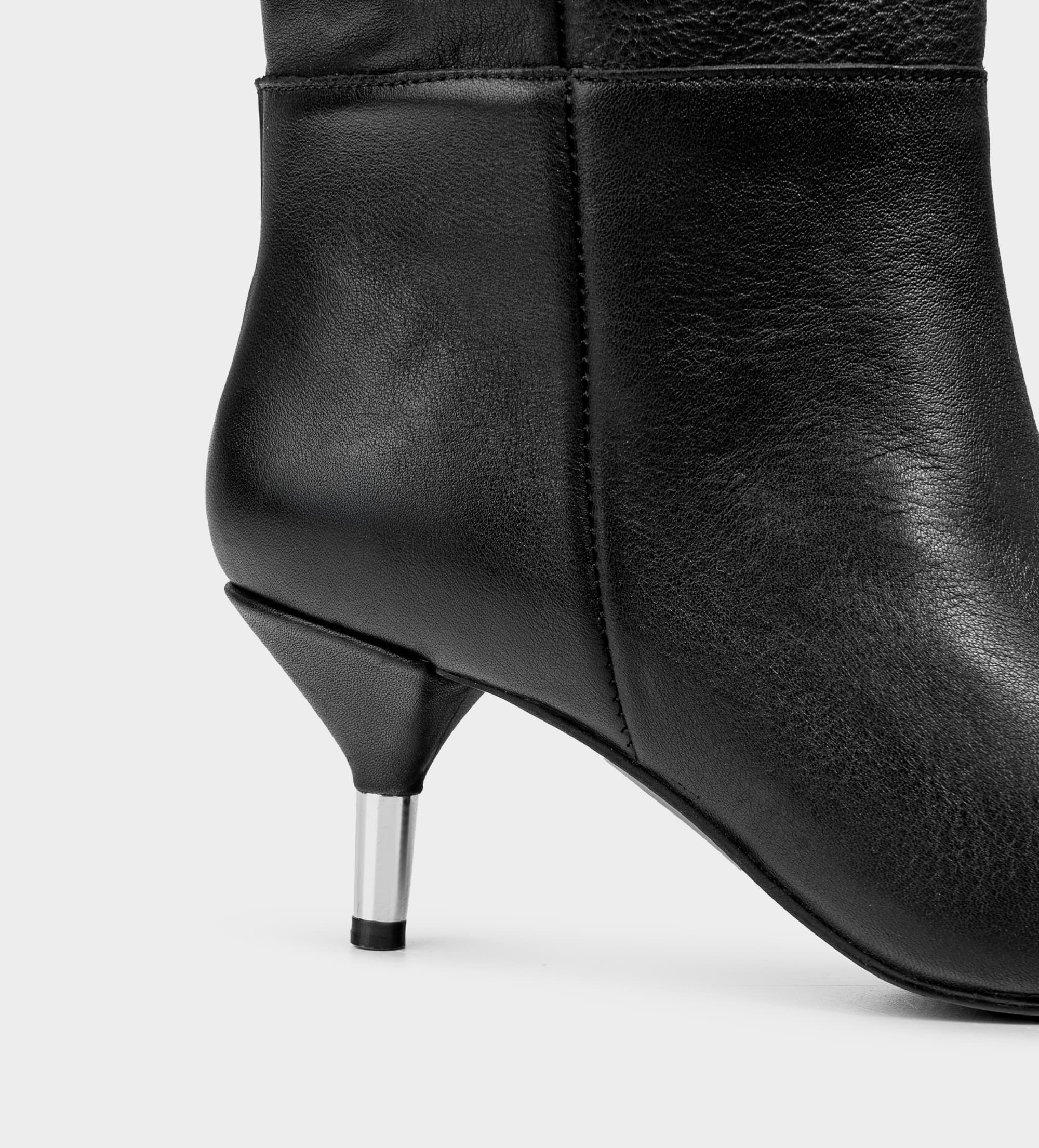 BOTA ALTA TACÓN BAJO SLOUCHY PIEL NEGRO