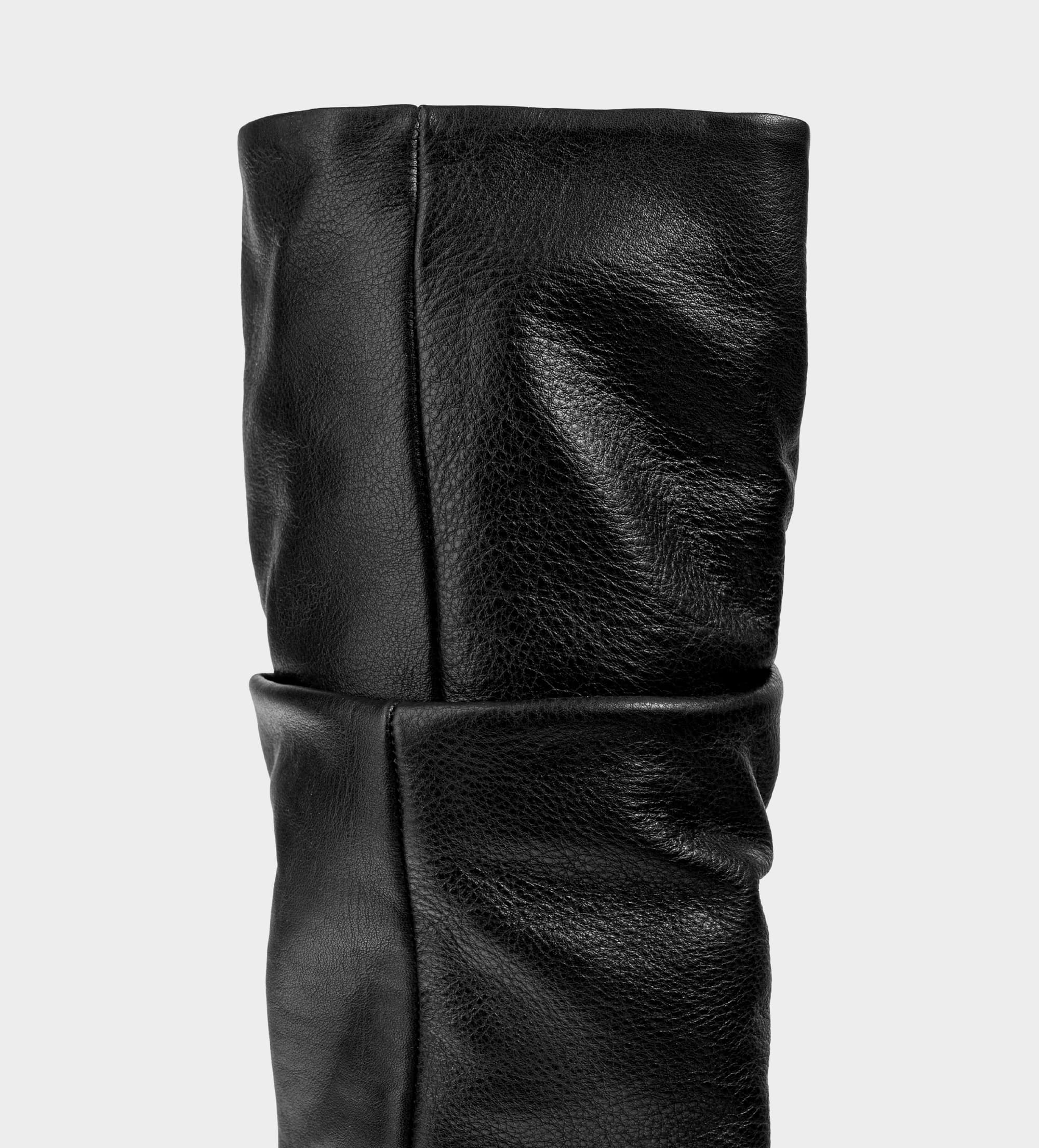 BOTA ALTA TACÓN BAJO SLOUCHY PIEL NEGRO
